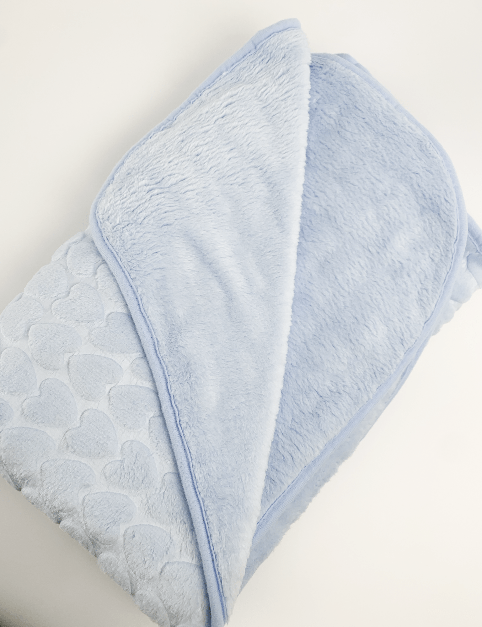 Patura bebelusi pufoasa cu inimioare - albastra - Botez bebelusi