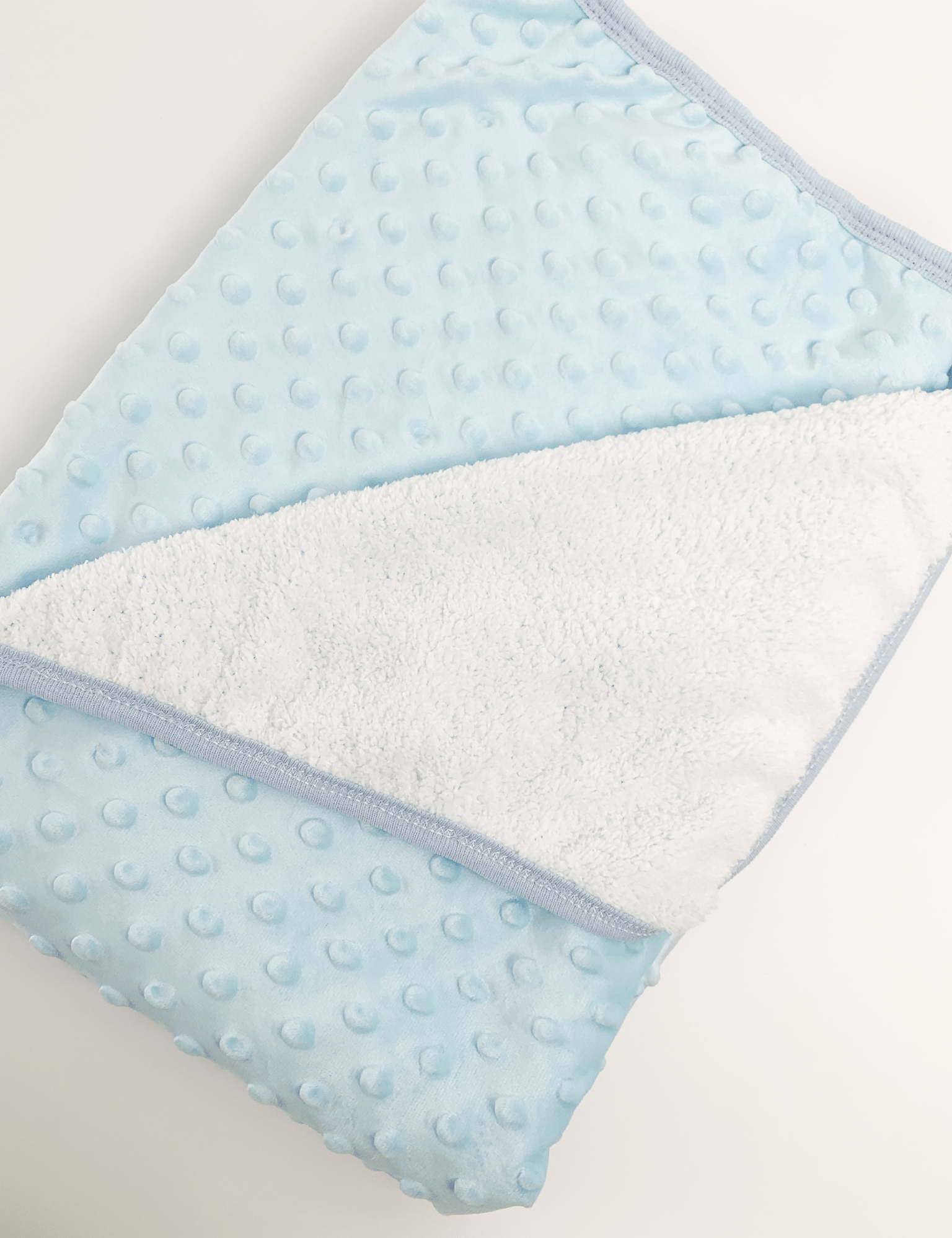 Patura pufoasa bebelusi - albastra cu bulinute - Botez bebelusi