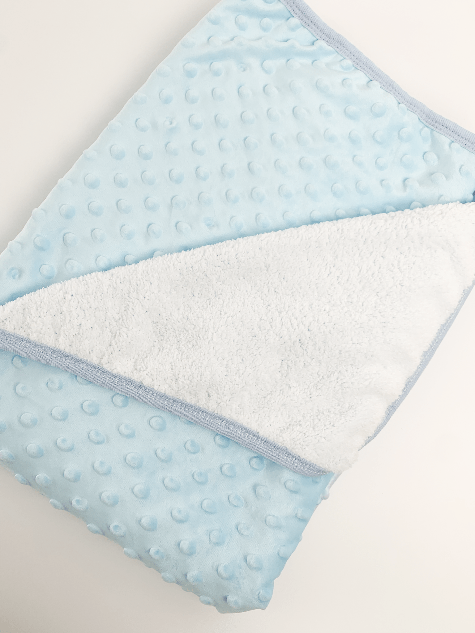 Patura pufoasa bebelusi - albastra cu bulinute - Botez bebelusi