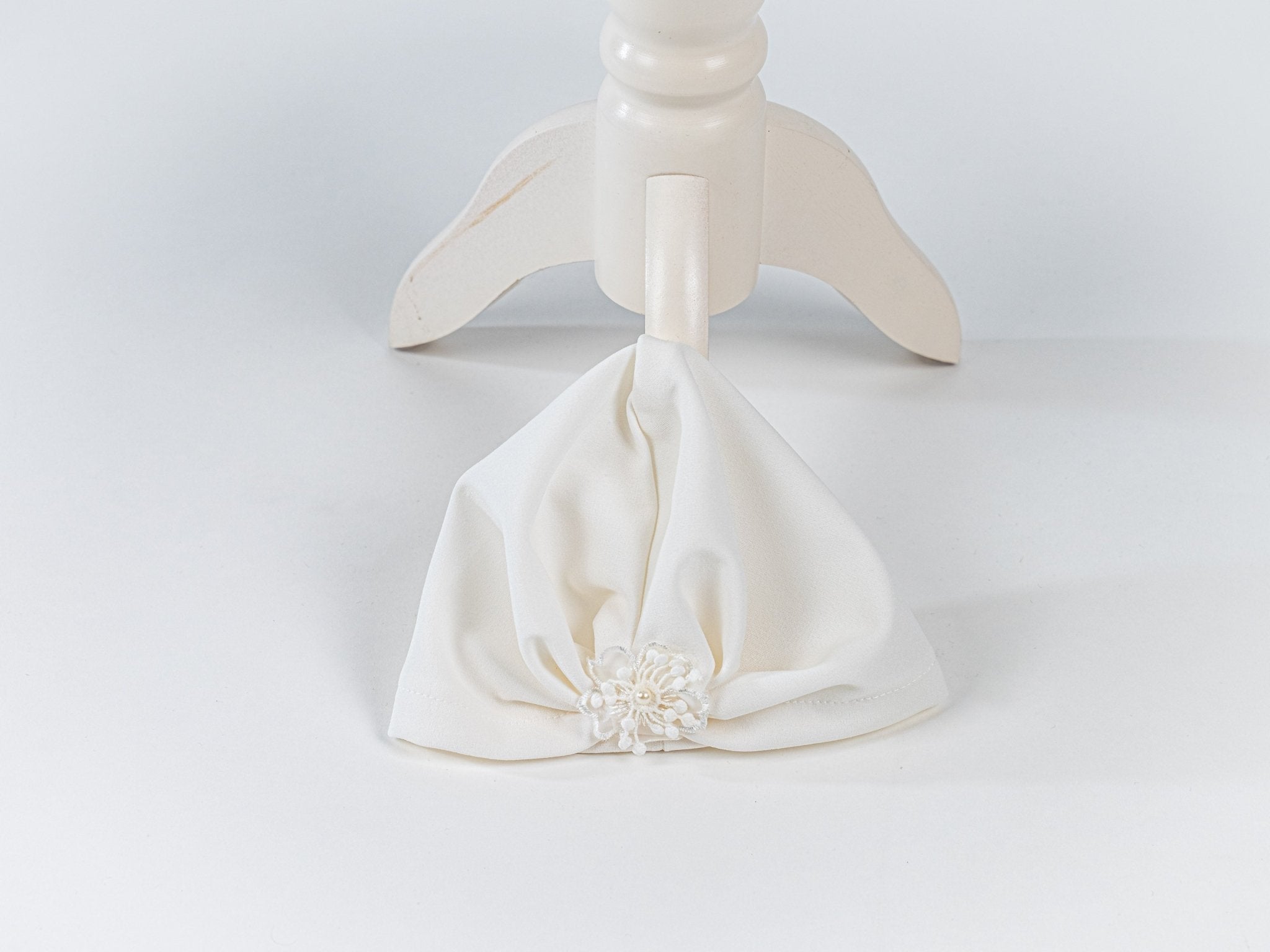Rochita Botez Ivoire cu Dantela Aurie, Turban si Bentita - Set Complet Mela - Botez bebelusi