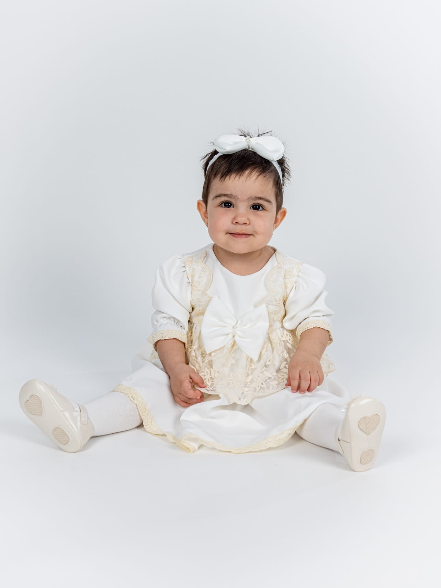 Rochita Botez Ivoire cu Dantela Fina, Turban si Bentita - Set Complet Briana - Botez bebelusi