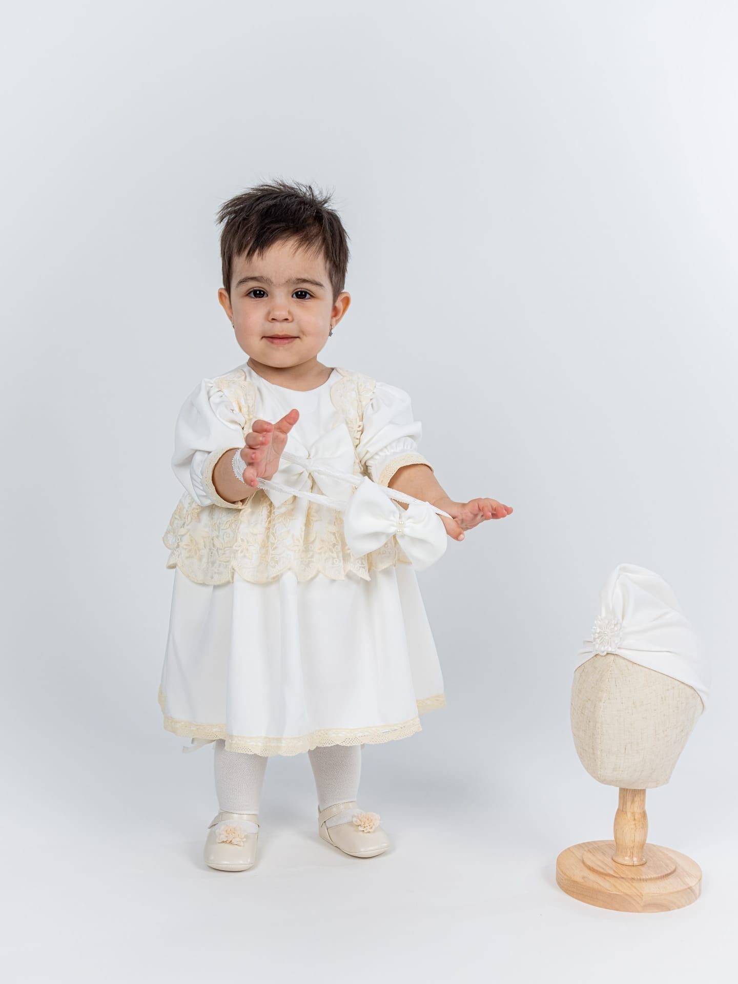 Rochita Botez Ivoire cu Dantela Fina, Turban si Bentita - Set Complet Briana - Botez bebelusi