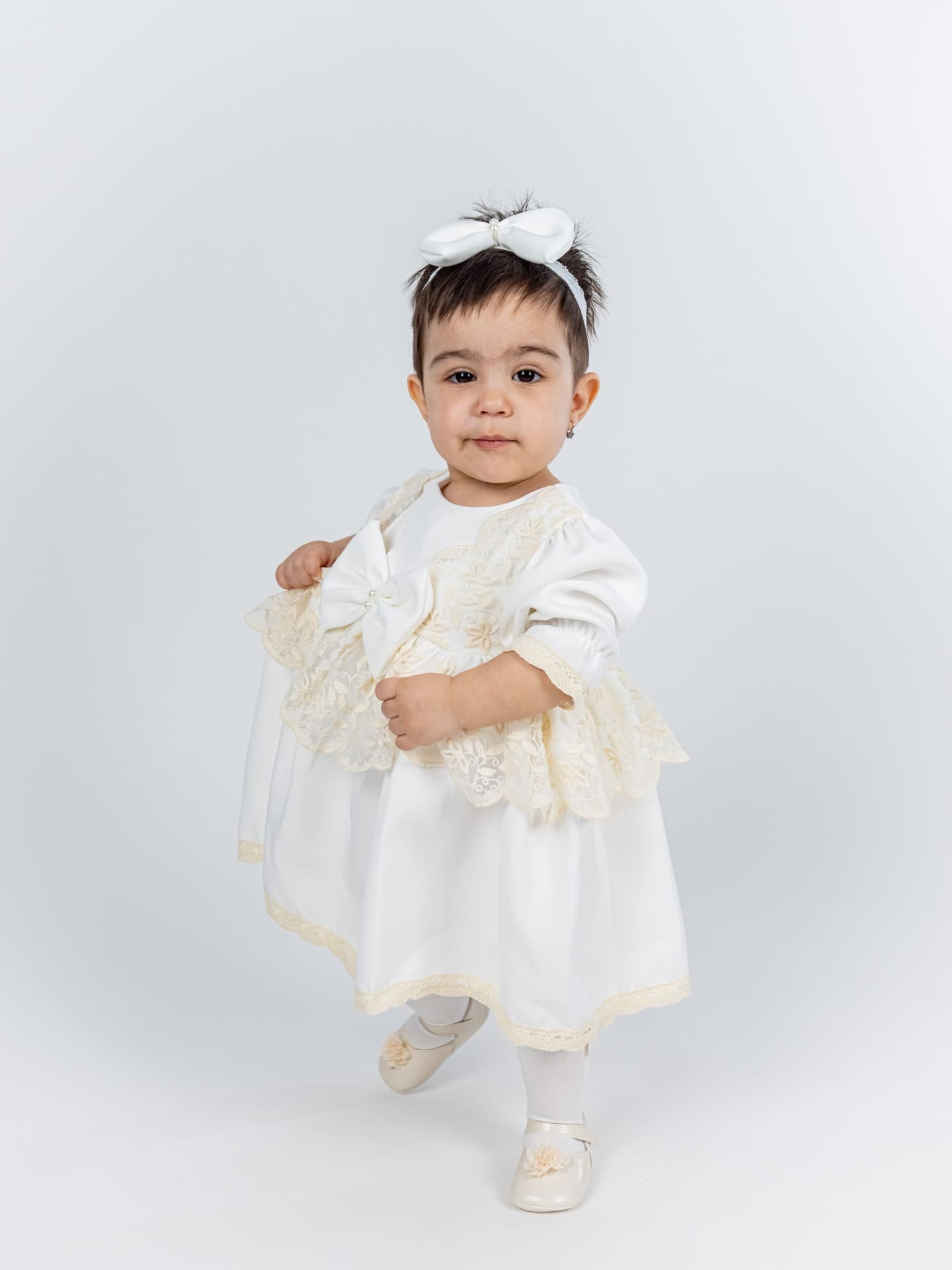 Rochita Botez Ivoire cu Dantela Fina, Turban si Bentita - Set Complet Briana - Botez bebelusi