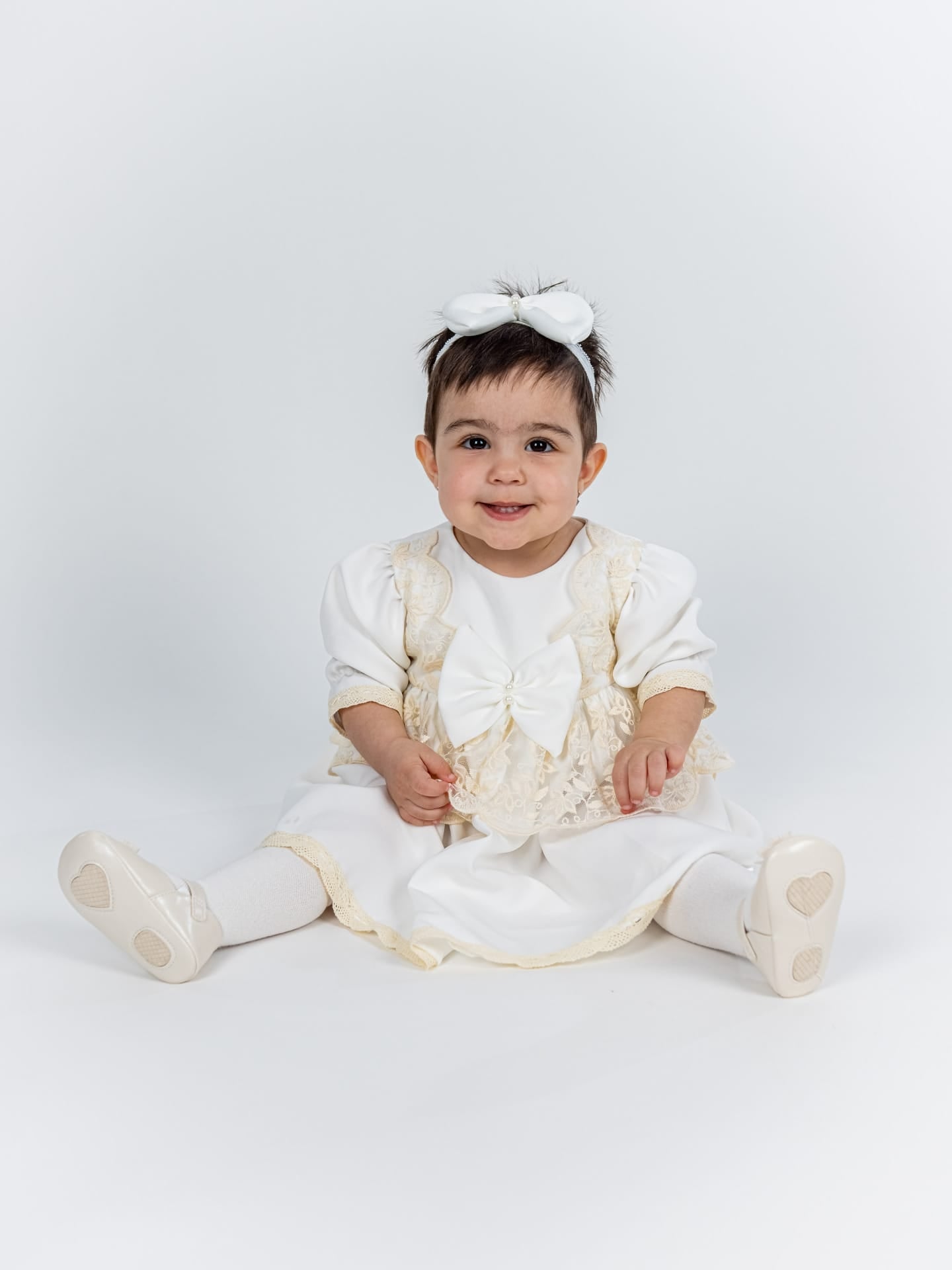 Rochita Botez Ivoire cu Dantela Fina, Turban si Bentita - Set Complet Briana - Botez bebelusi