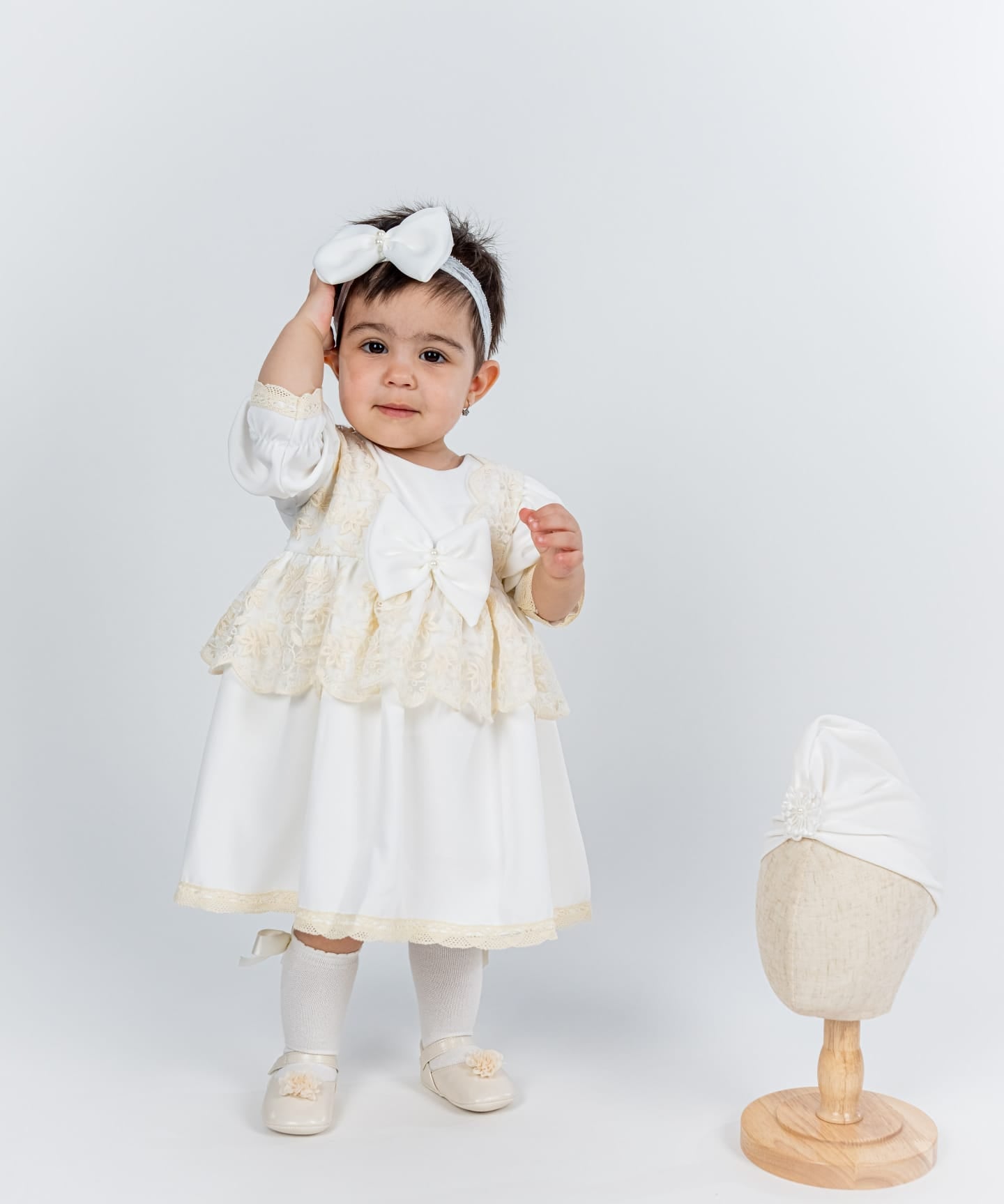 Rochita Botez Ivoire cu Dantela Fina, Turban si Bentita - Set Complet Briana - Botez bebelusi