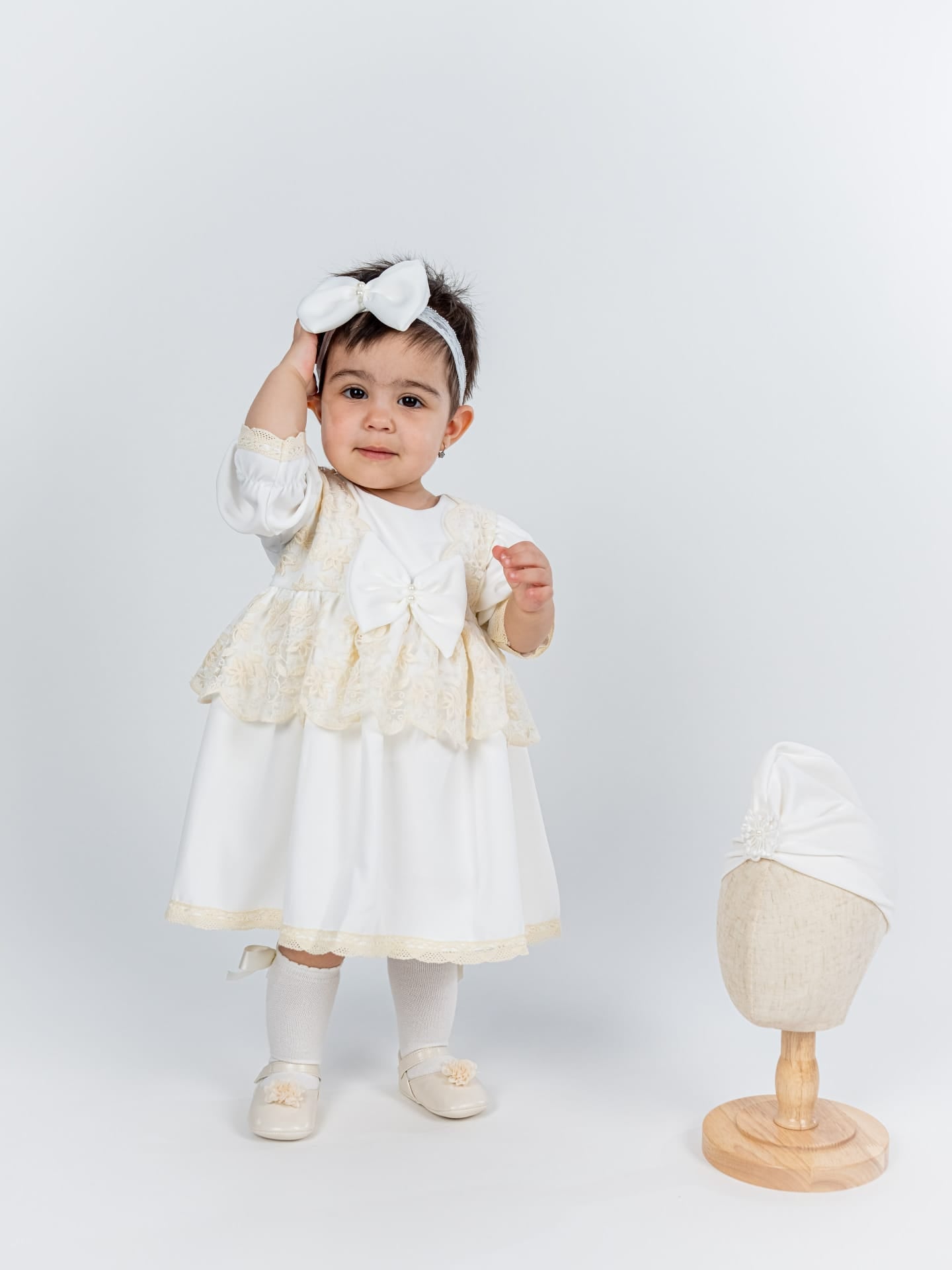 Rochita Botez Ivoire cu Dantela Fina, Turban si Bentita - Set Complet Briana - Botez bebelusi