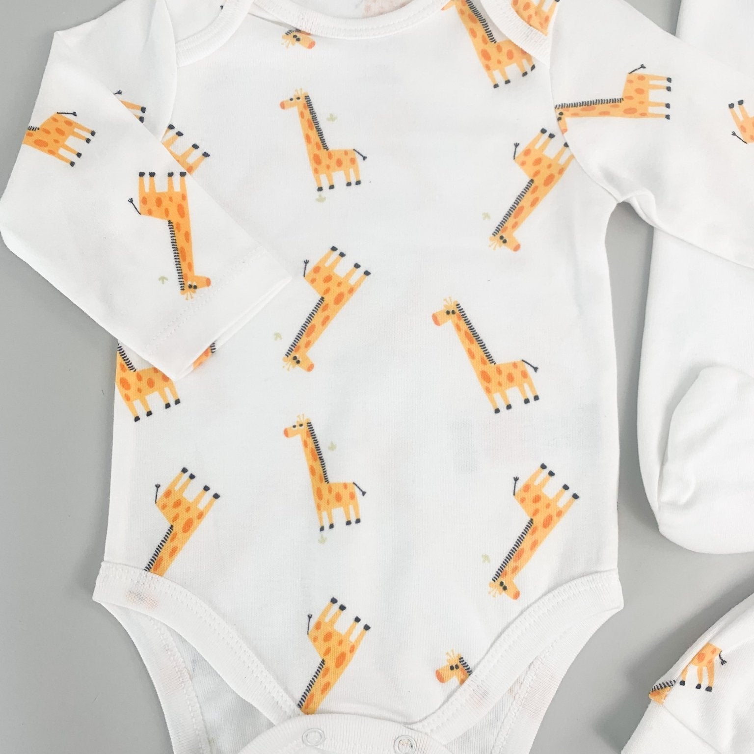 Salopeta baiat alba cu girafe - 3 piese - Botez bebelusi