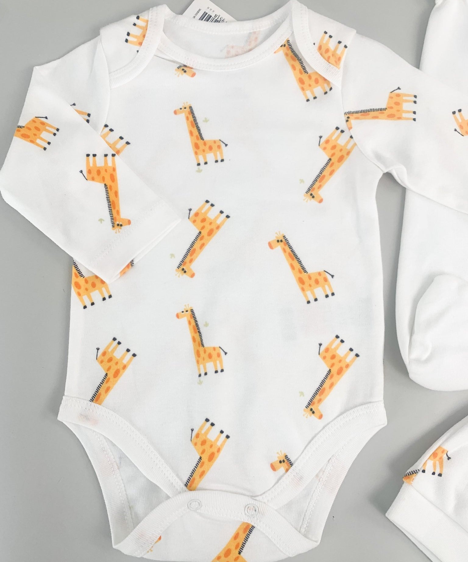 Salopeta baiat alba cu girafe - 3 piese - Botez bebelusi