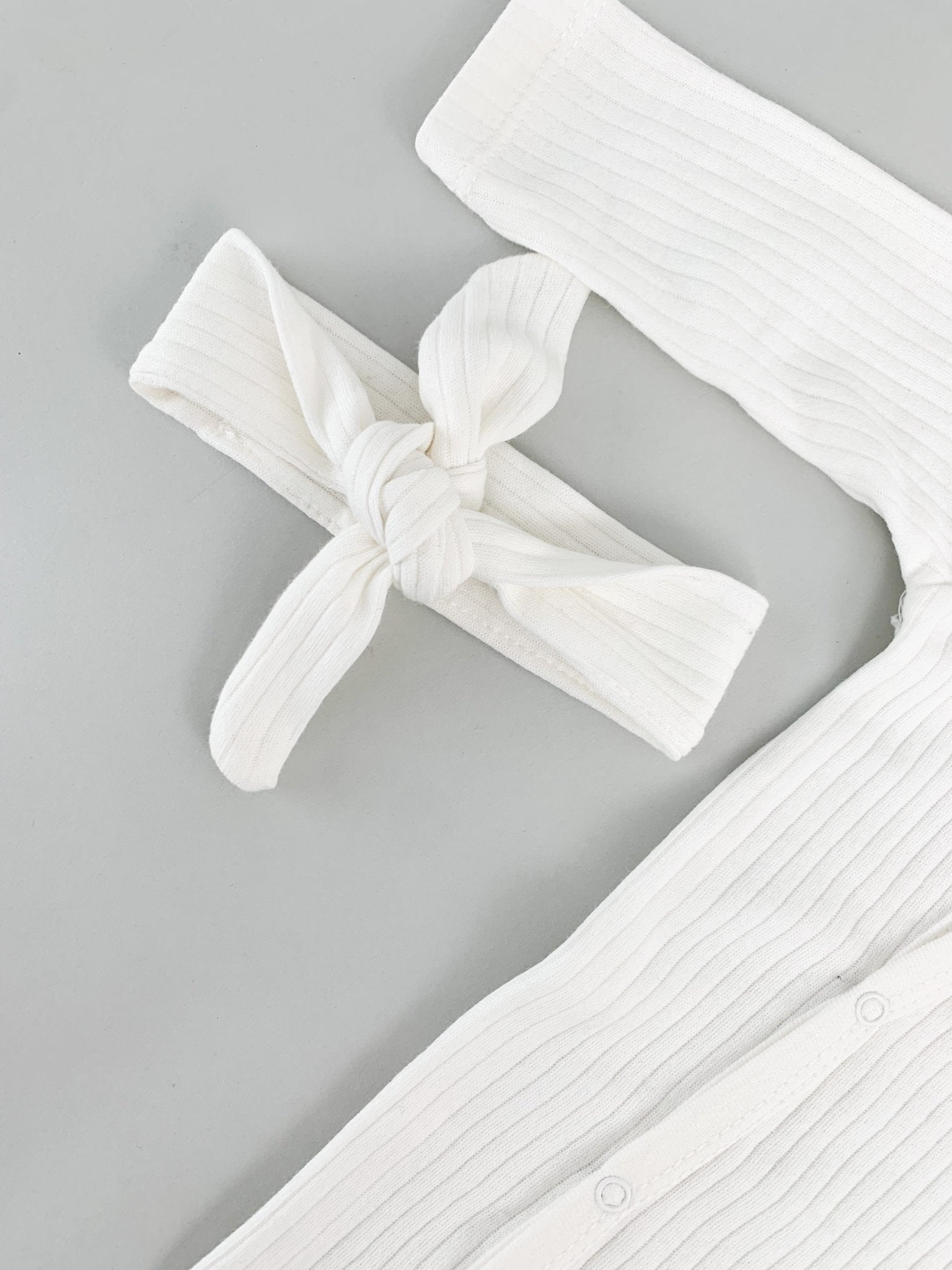 Salopeta fetite alba buchetel de flori - 2 piese - Botez bebelusi