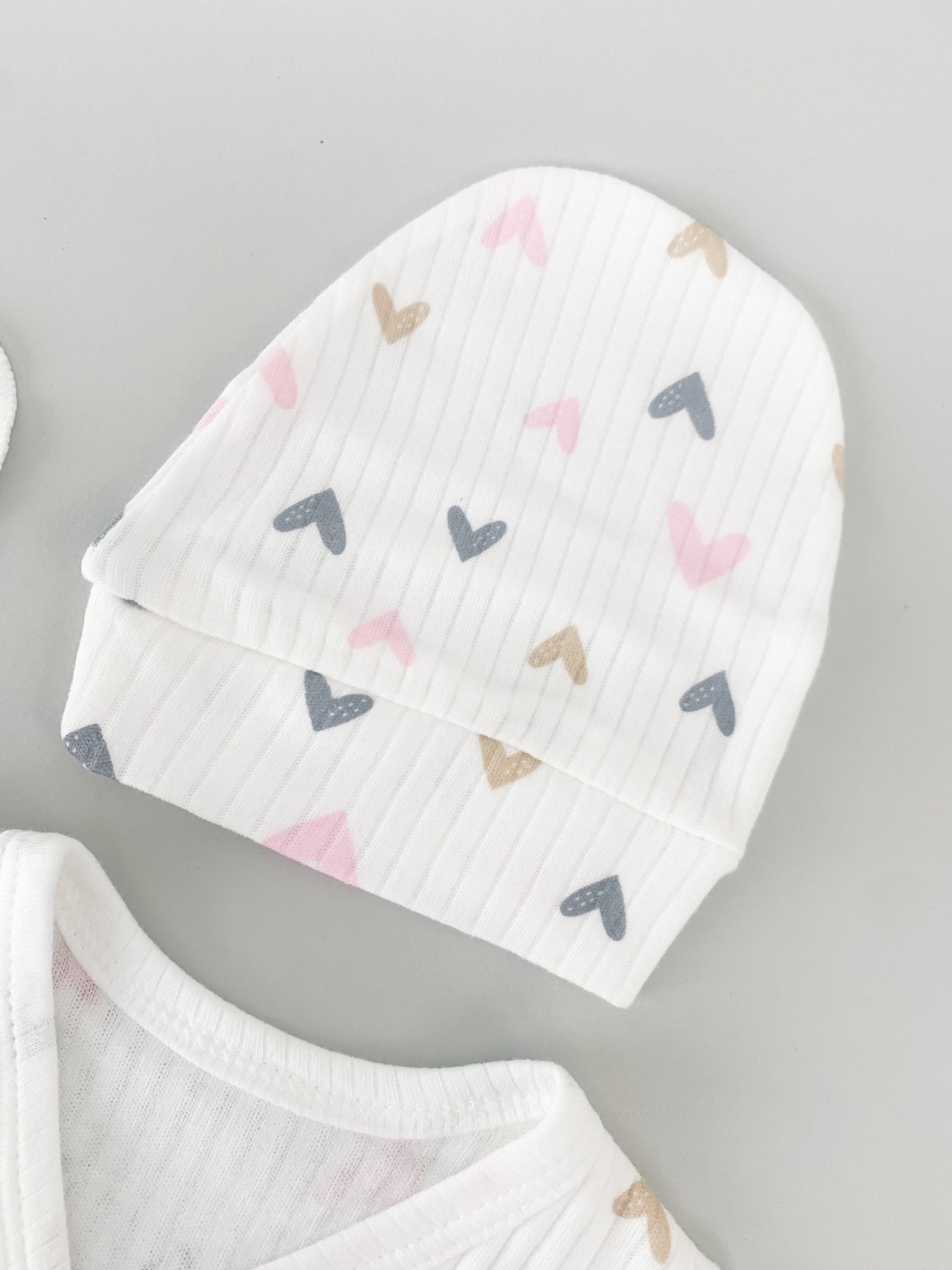 Salopeta fetite alba cu inimioare - 5 piese - Botez bebelusi