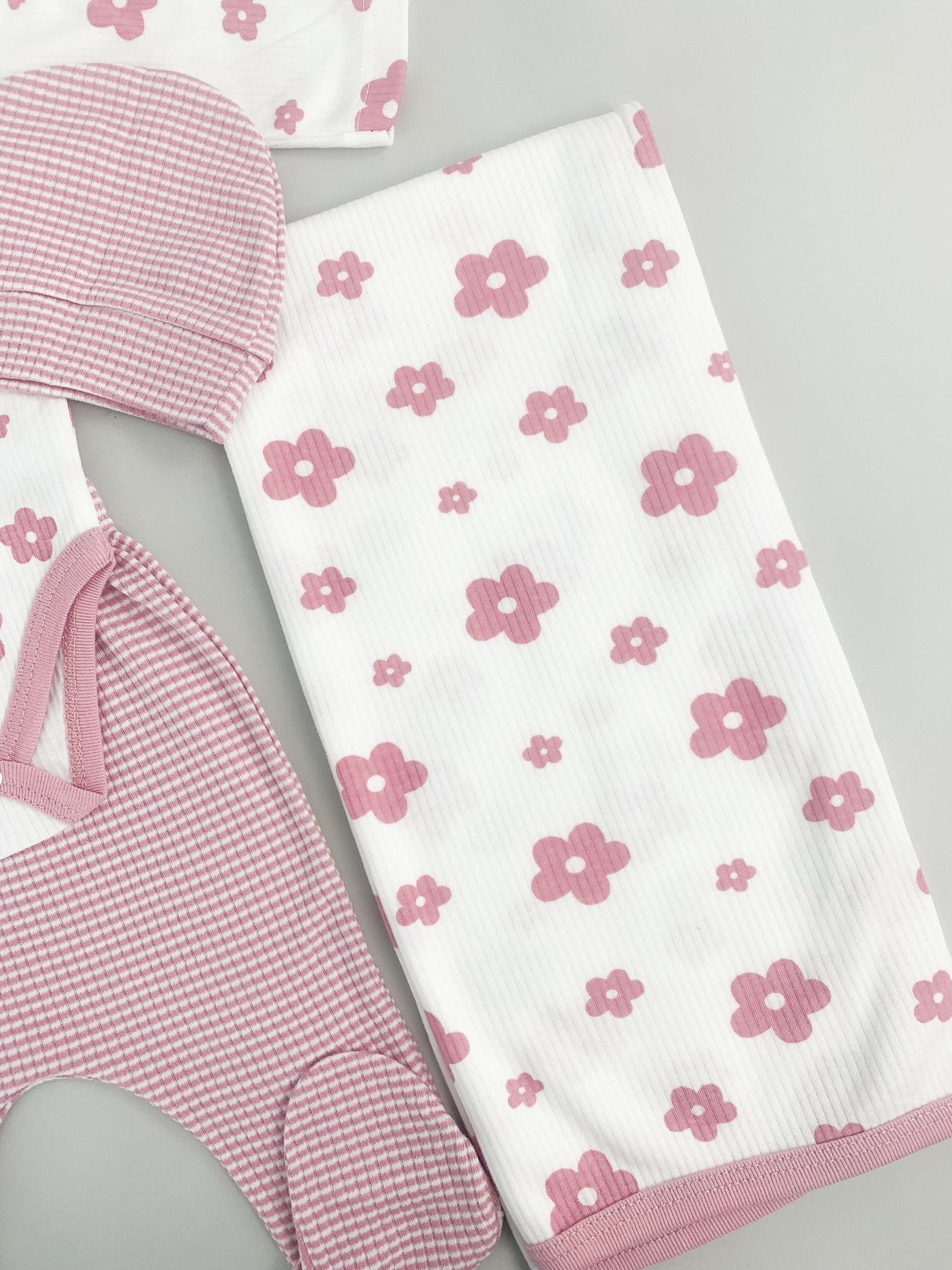 Salopeta fetite cu paturica si caciulita - 4 piese - Botez bebelusi