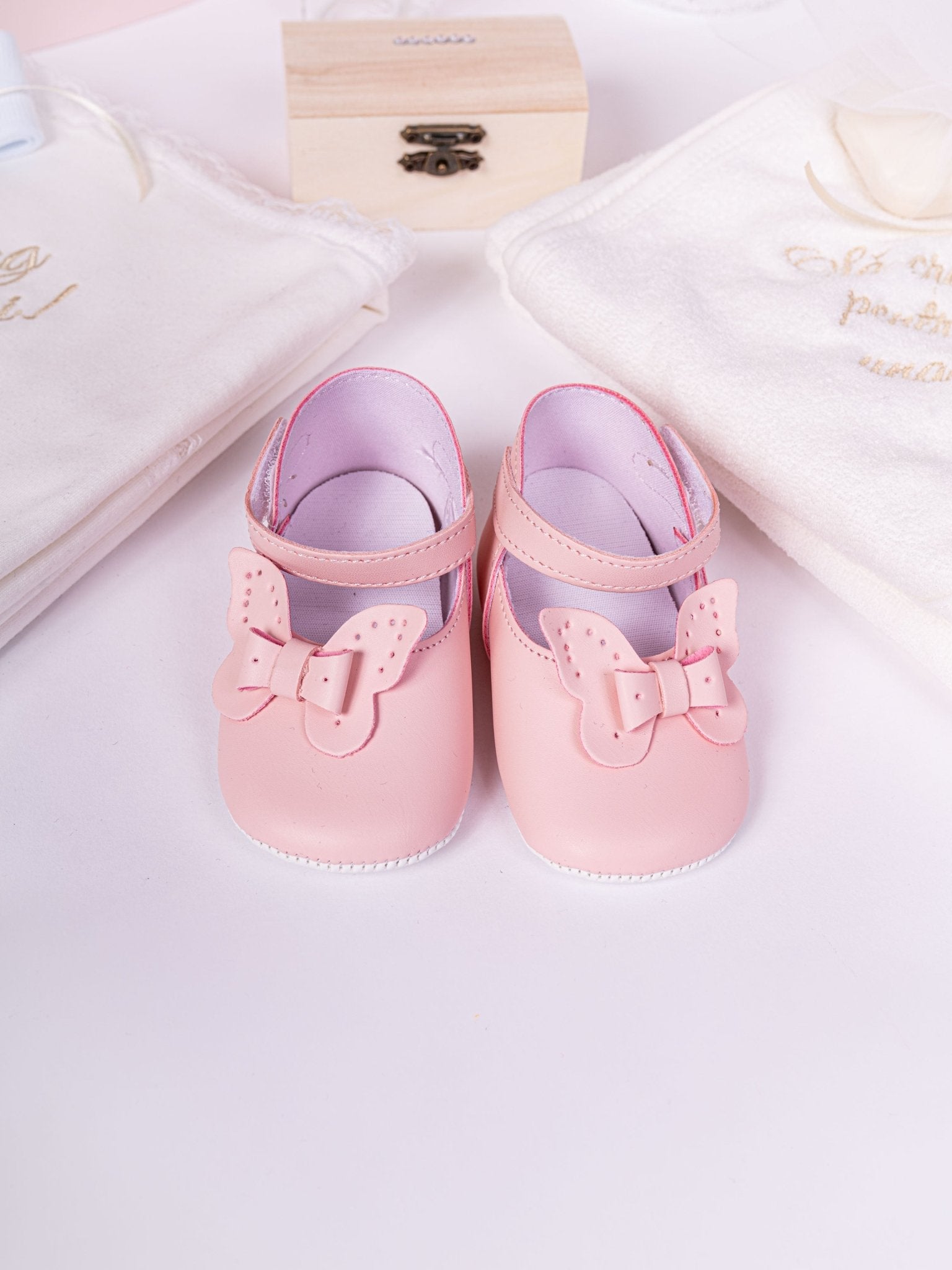Set Botez Bebelusi cu Rochita, Cufar Depozitare si Trusou Hand - Made - Blanca - Botez bebelusi