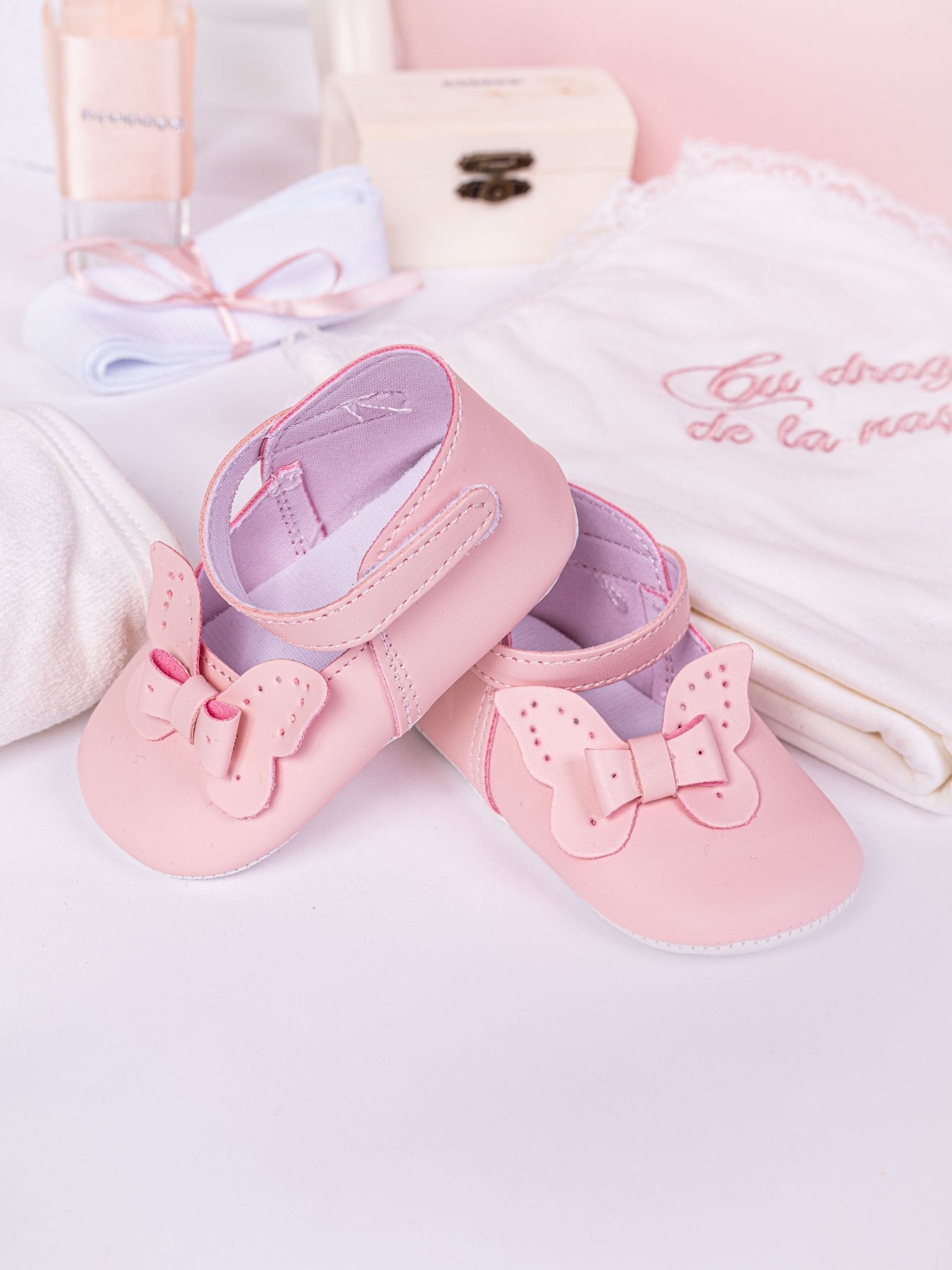 Set Botez Bebelusi cu Rochita, Cufar Depozitare si Trusou Hand - Made - Estella - Botez bebelusi