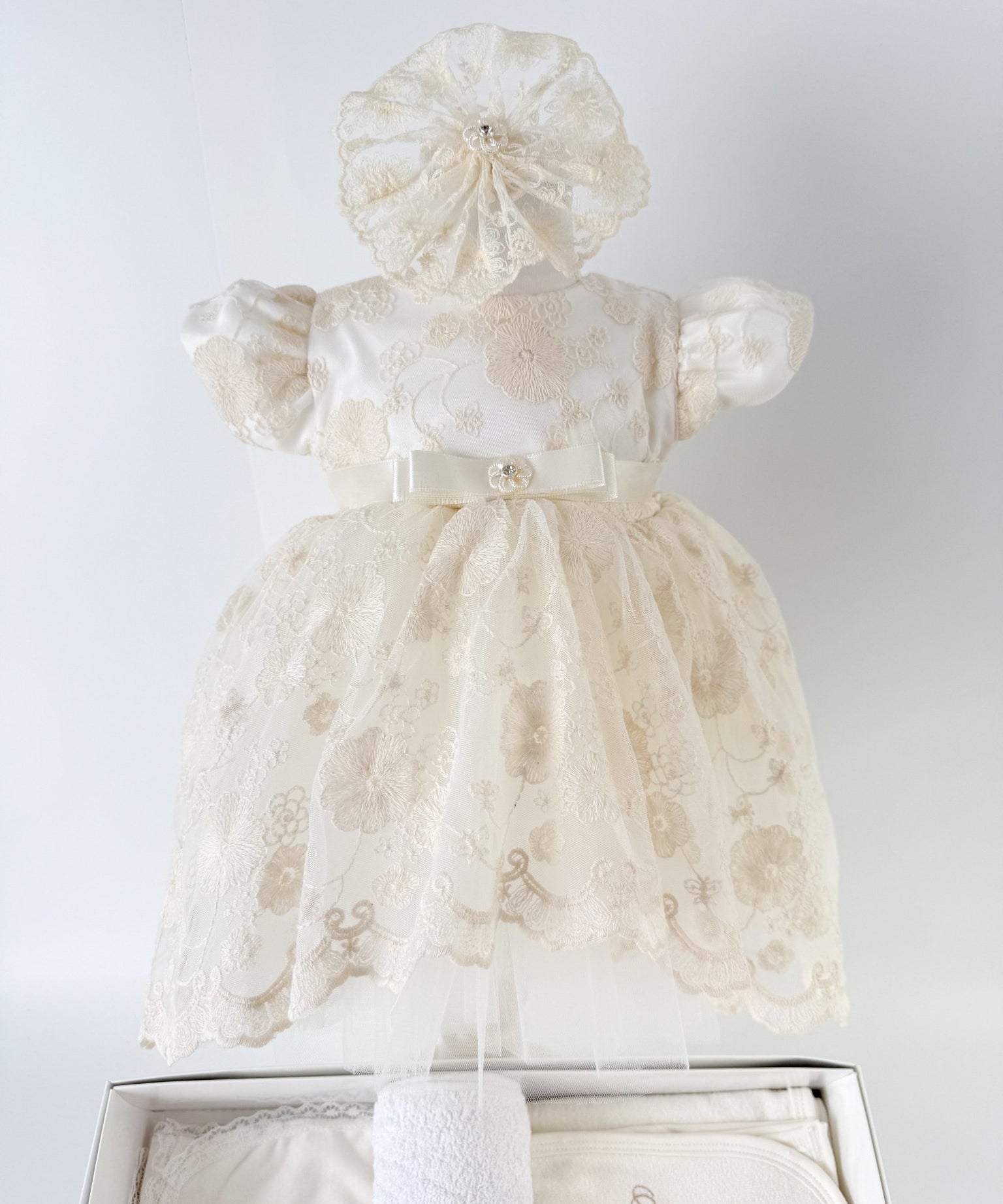 Set Botez Bebelusi cu Rochita Eleganta si Trusou Hand - Made - Ariadna - Botez bebelusi
