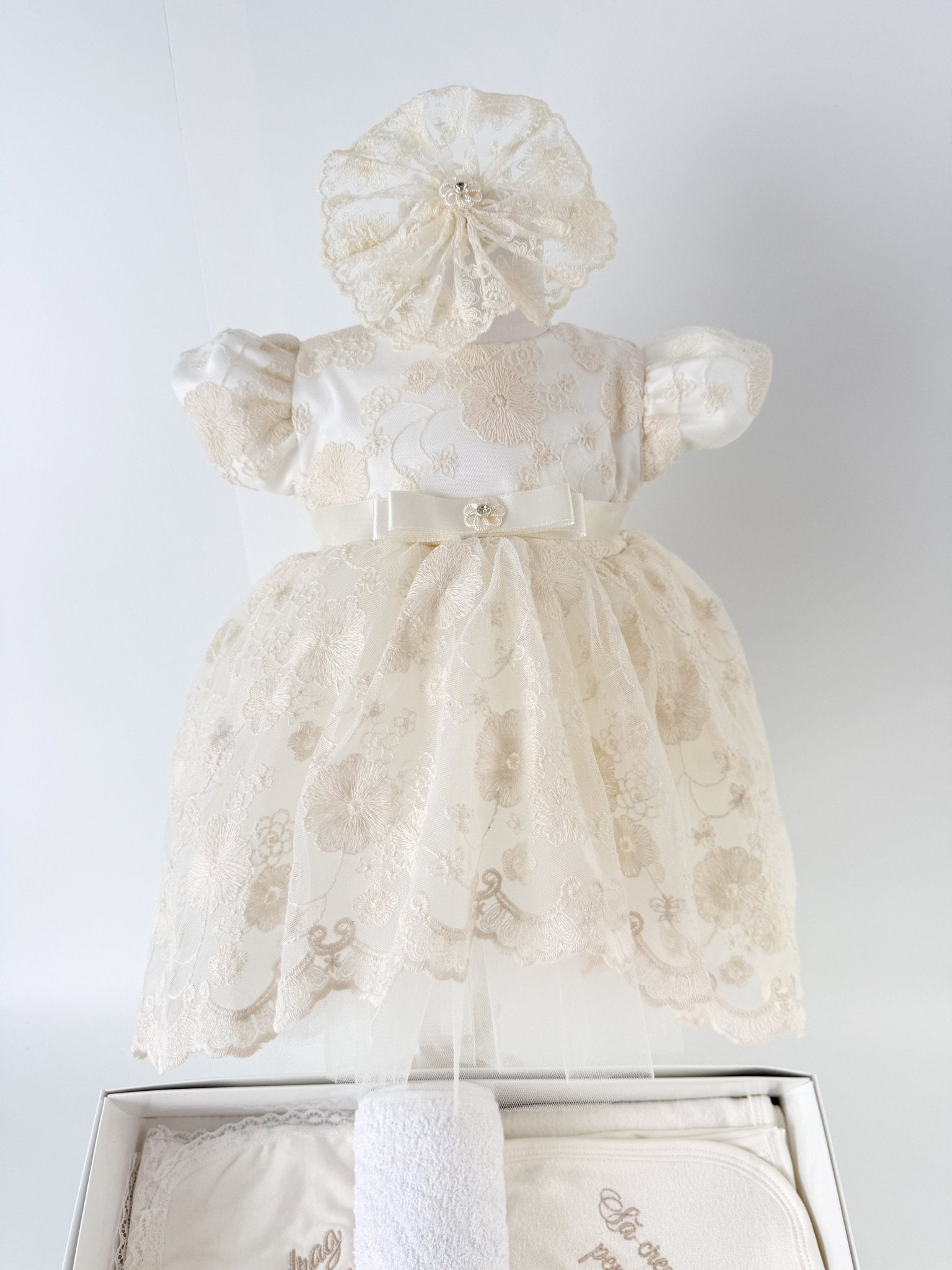 Set Botez Bebelusi cu Rochita Eleganta si Trusou Hand - Made - Ariadna - Botez bebelusi