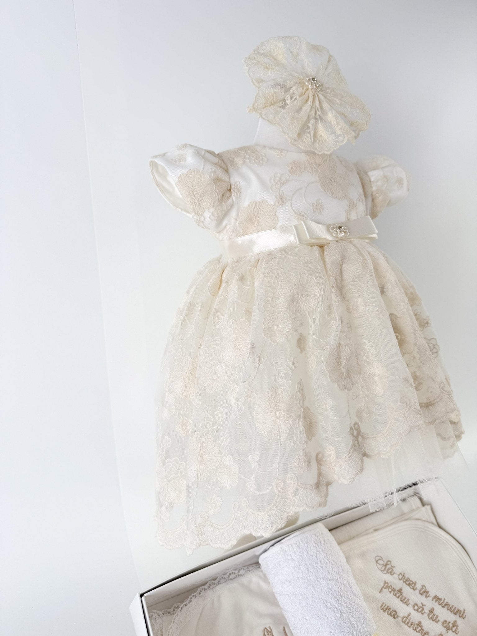 Set Botez Bebelusi cu Rochita Eleganta si Trusou Hand - Made - Ariadna - Botez bebelusi