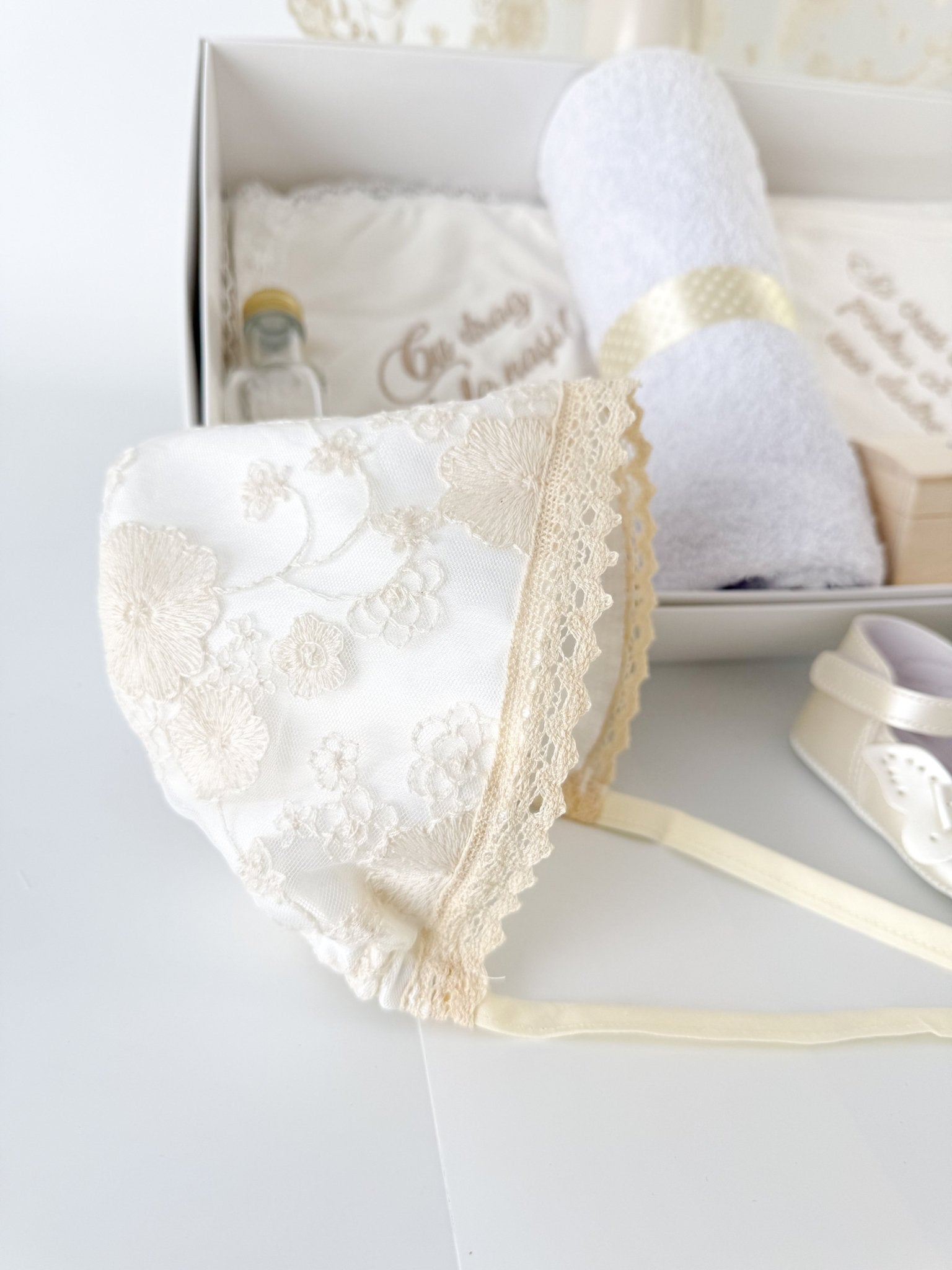 Set Botez Bebelusi cu Rochita Eleganta si Trusou Hand - Made - Ariadna - Botez bebelusi