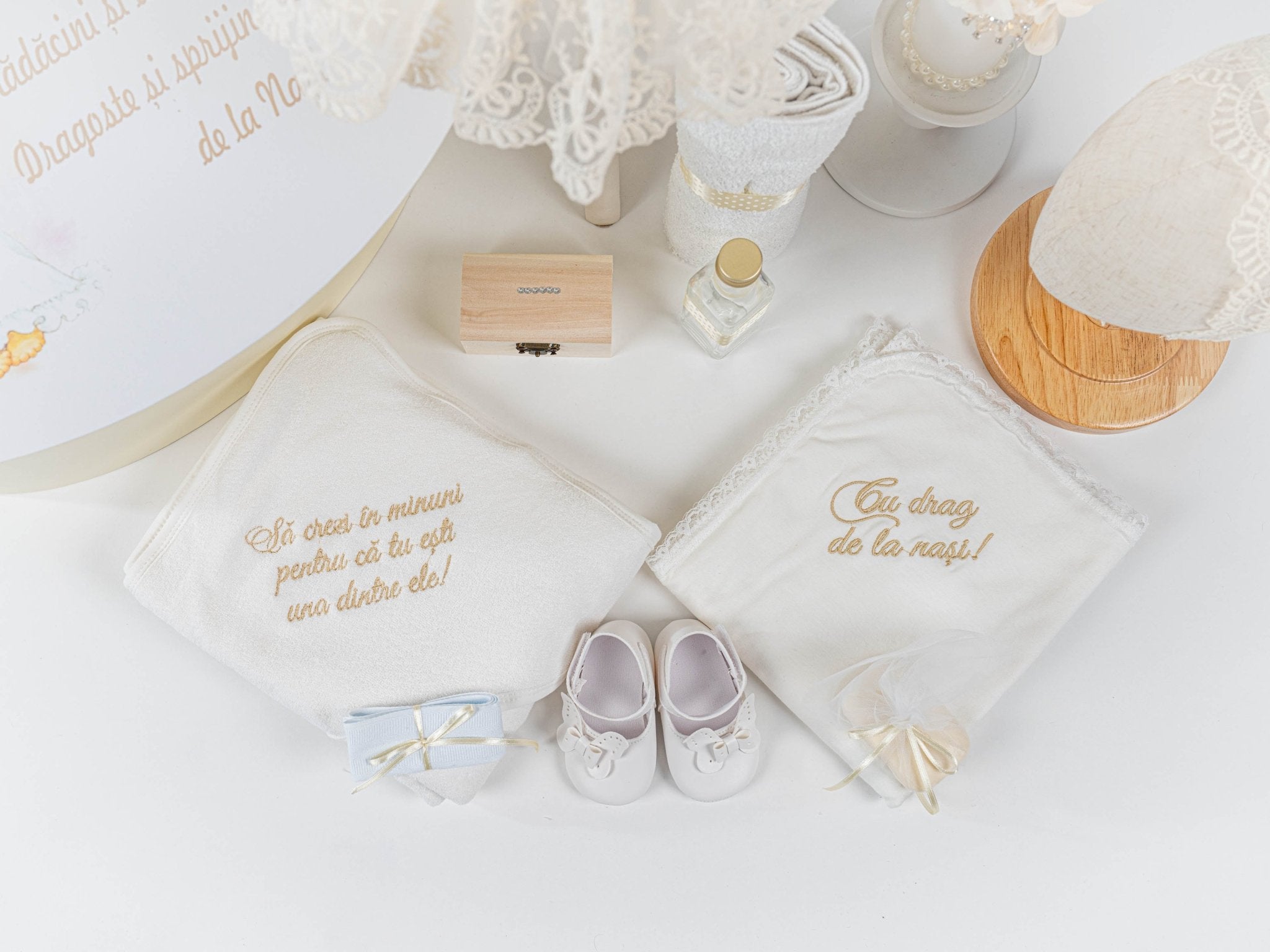 Set Complet Botez Bebelusi cu Rochita din Dantela si Cutie Personalizata - Malika - Botez bebelusi