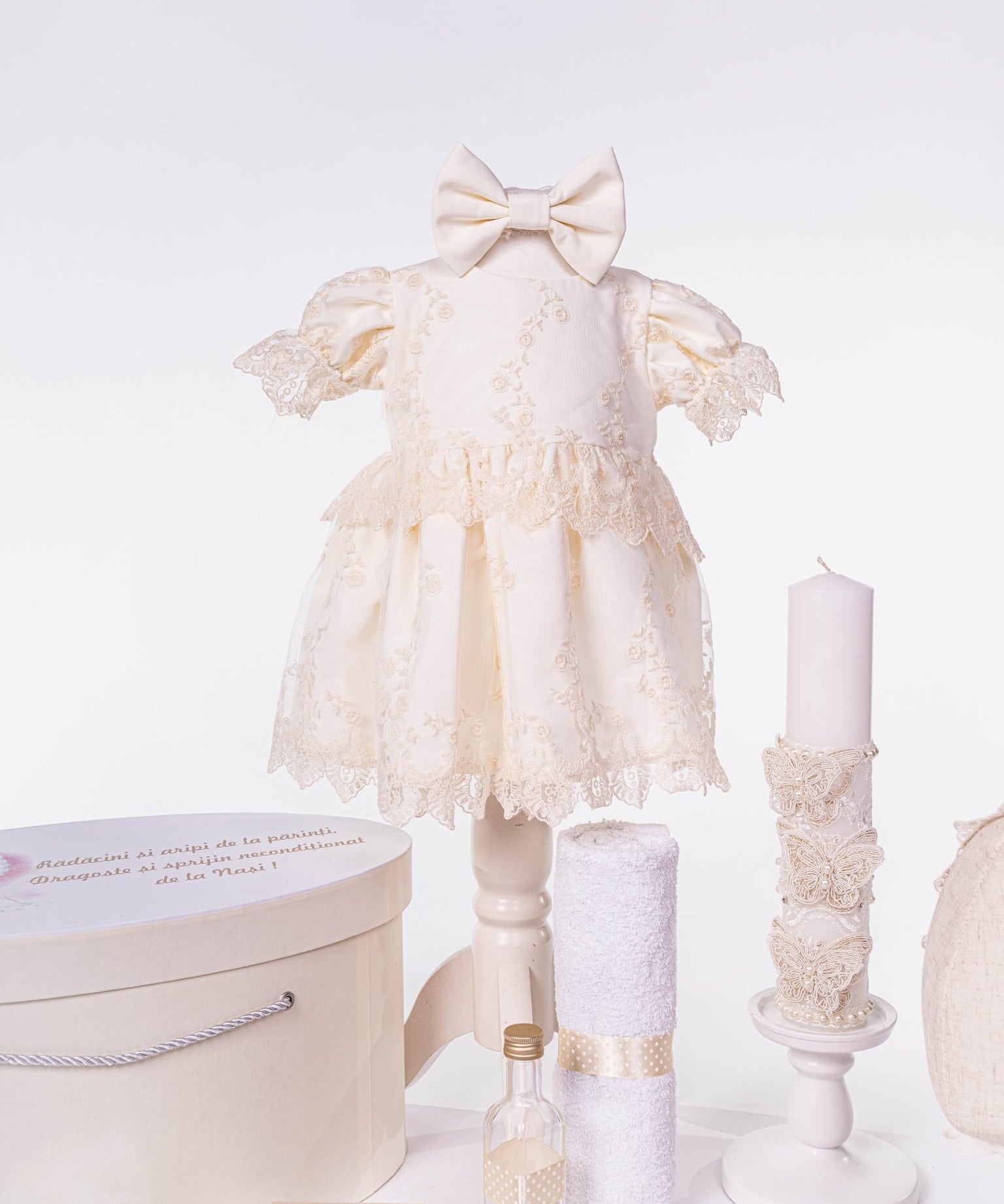 Set Complet Botez Bebelusi cu Rochita Eleganta, Lumanare si Cufar Personalizat - Aitana - Botez bebelusi