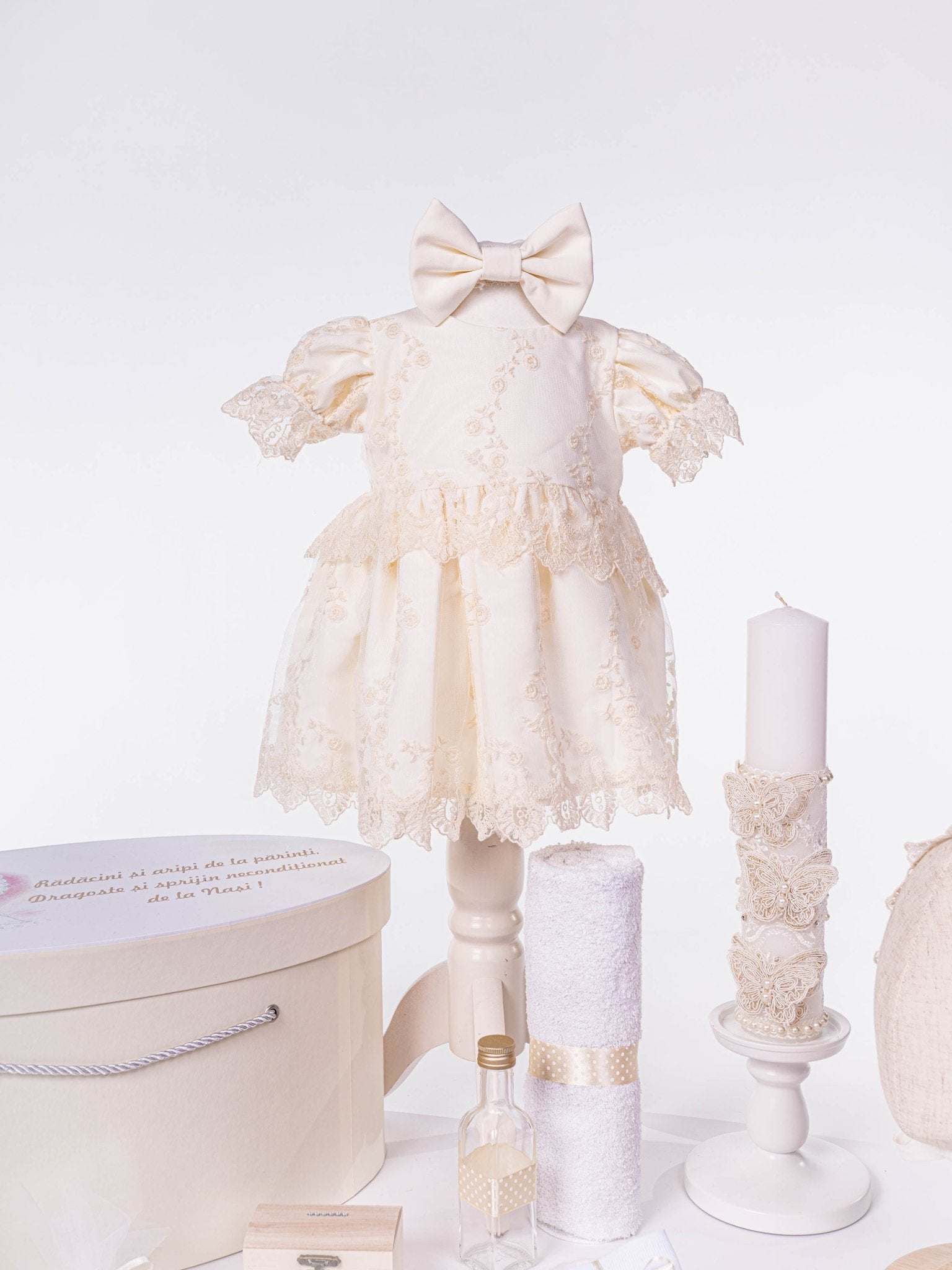 Set Complet Botez Bebelusi cu Rochita Eleganta, Lumanare si Cufar Personalizat - Aitana - Botez bebelusi