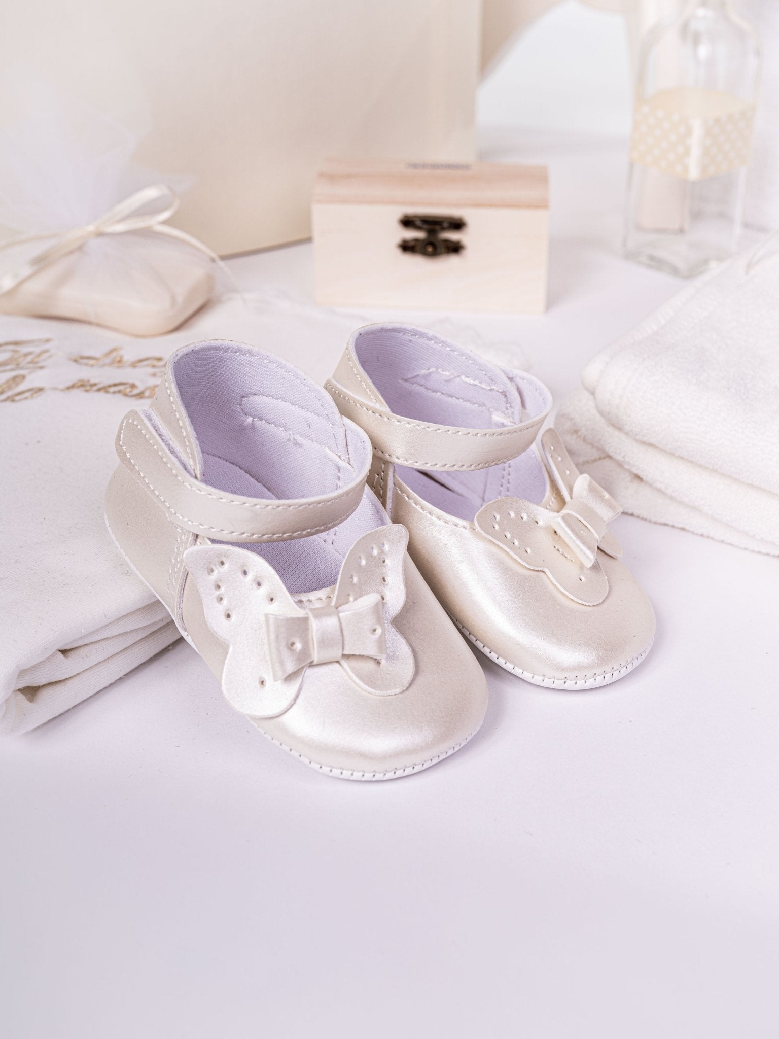 Set Complet Botez Bebelusi cu Rochita Eleganta, Lumanare si Cufar Personalizat - Aitana - Botez bebelusi