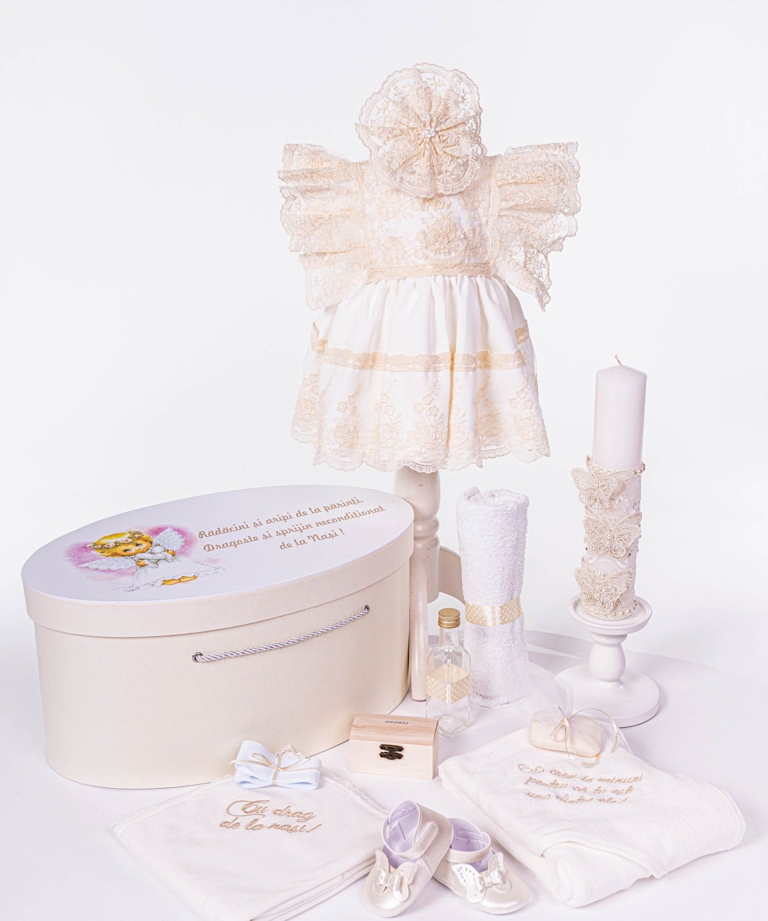Set Complet Botez Bebelusi cu Rochita Eleganta, Lumanare si Cufar Personalizat - Ambra - Botez bebelusi