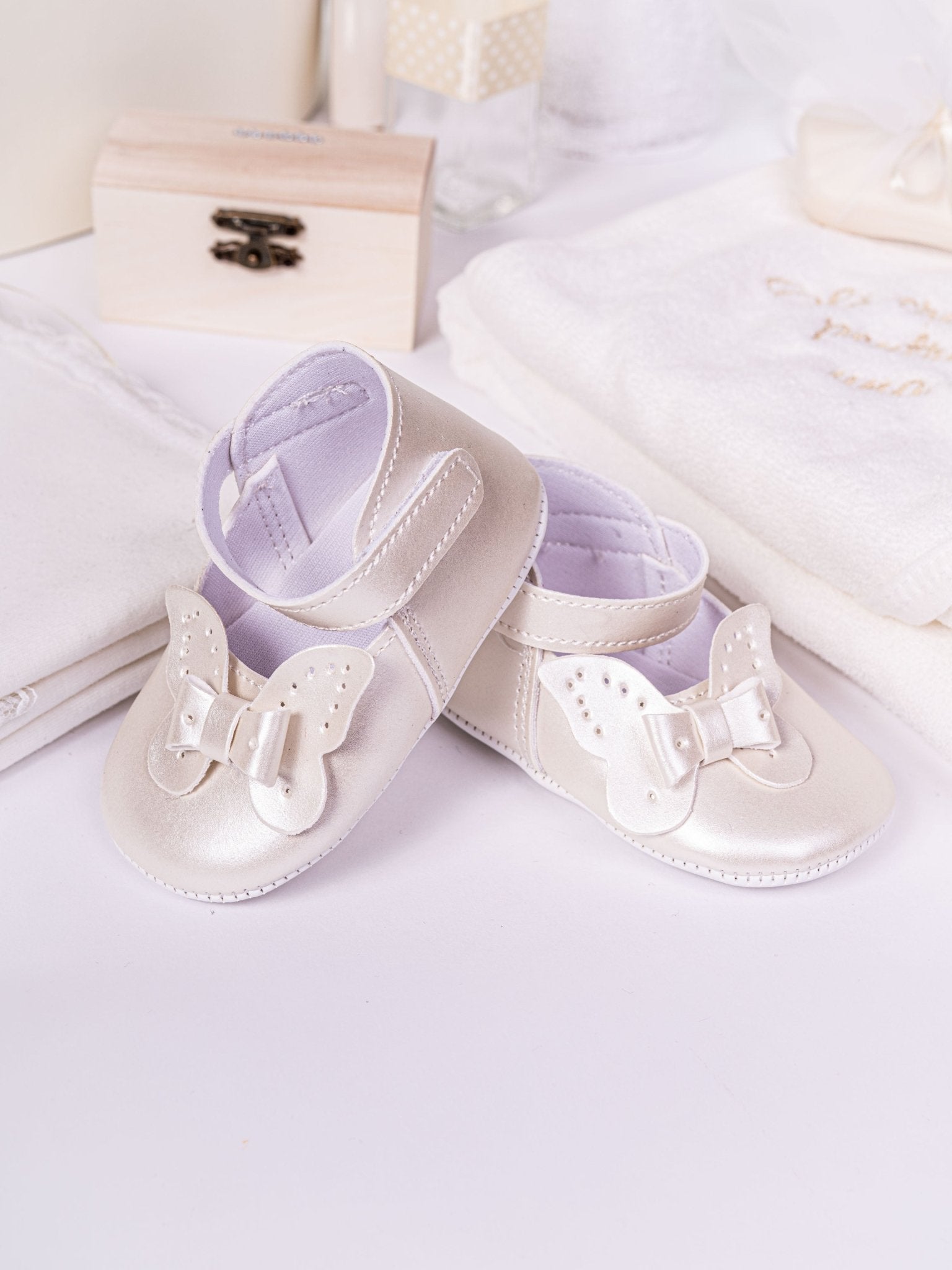 Set Complet Botez Bebelusi cu Rochita Eleganta, Lumanare si Cufar Personalizat - Ambra - Botez bebelusi
