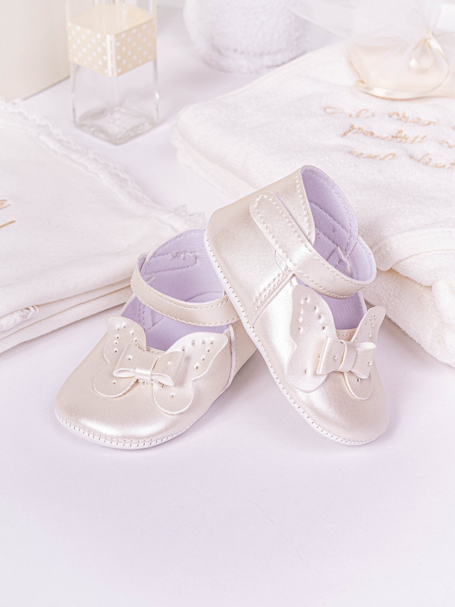 Set Complet Botez Bebelusi cu Rochita Eleganta, Lumanare si Cufar Personalizat - Antonella - Botez bebelusi