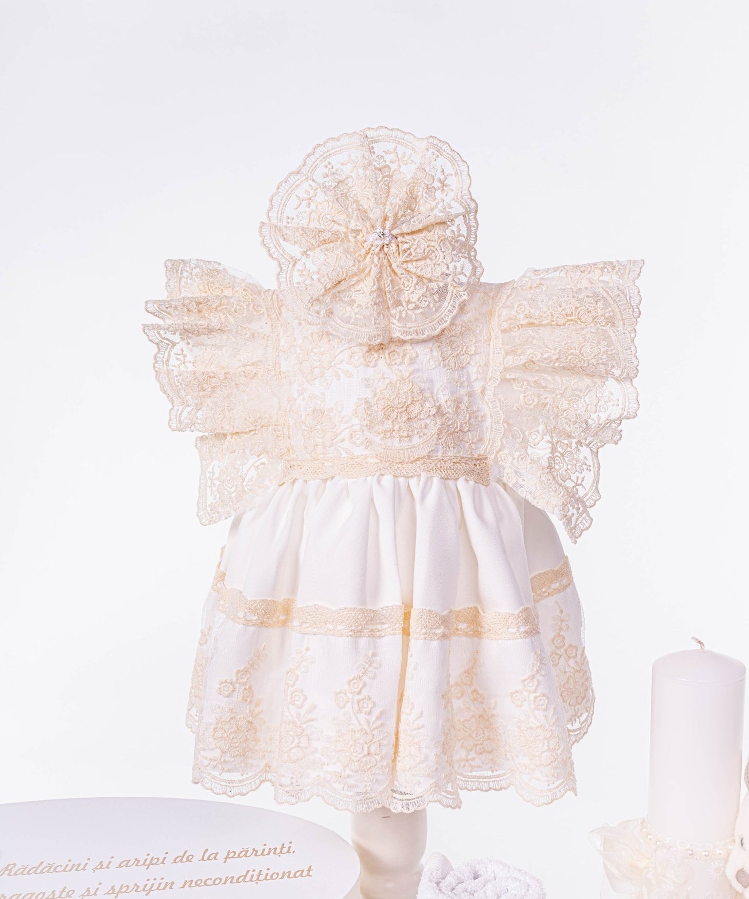 Set Complet Botez Bebelusi cu Rochita Eleganta, Lumanare si Cufar Personalizat - Antonella - Botez bebelusi