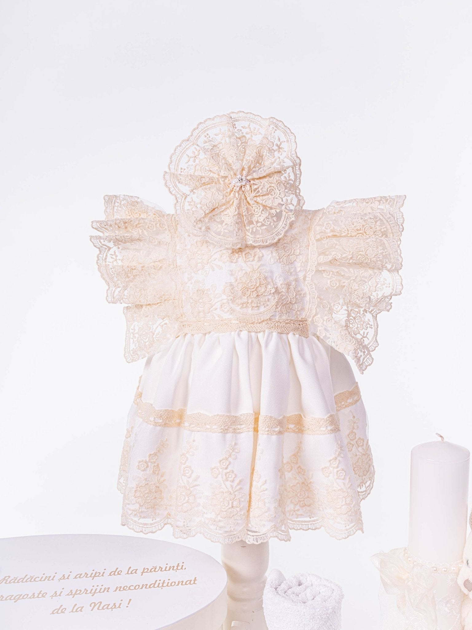 Set Complet Botez Bebelusi cu Rochita Eleganta, Lumanare si Cufar Personalizat - Antonella - Botez bebelusi