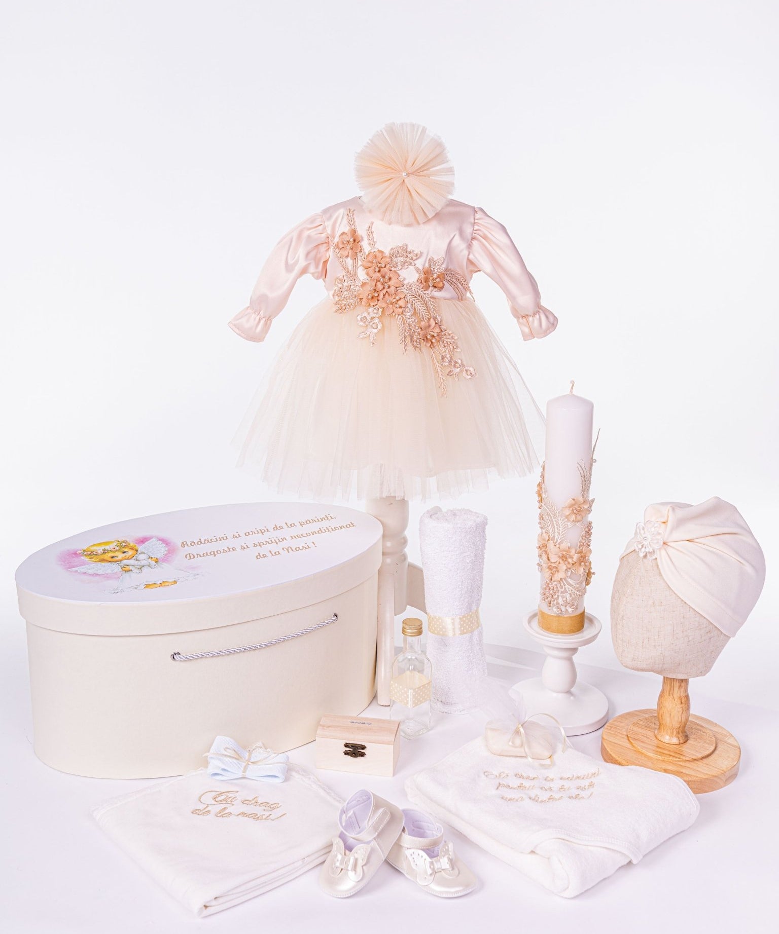 Set Complet Botez Bebelusi cu Rochita Eleganta, Lumanare si Cufar Personalizat - Camilla - Botez bebelusi