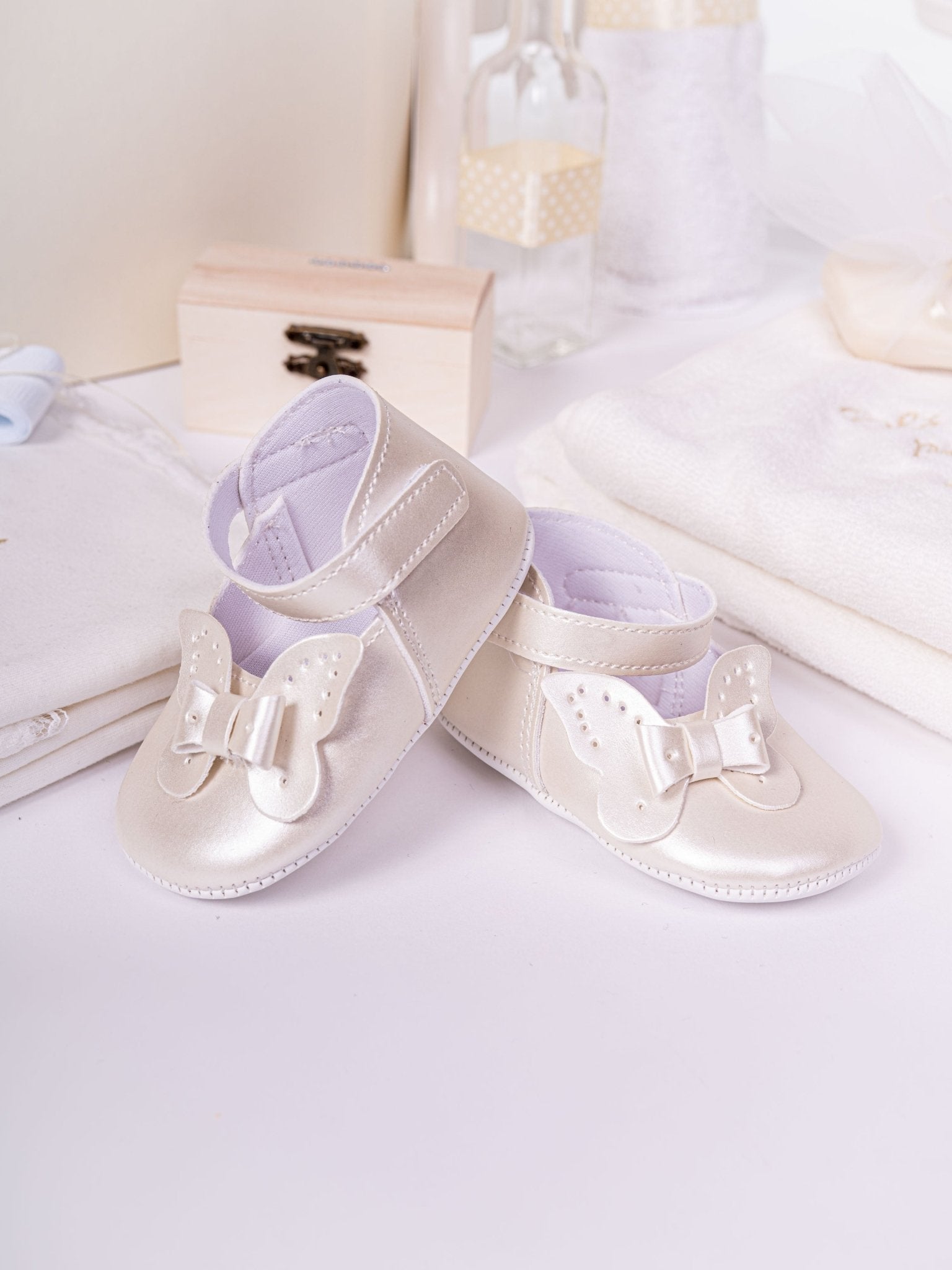 Set Complet Botez Bebelusi cu Rochita Eleganta, Lumanare si Cufar Personalizat - Camilla - Botez bebelusi