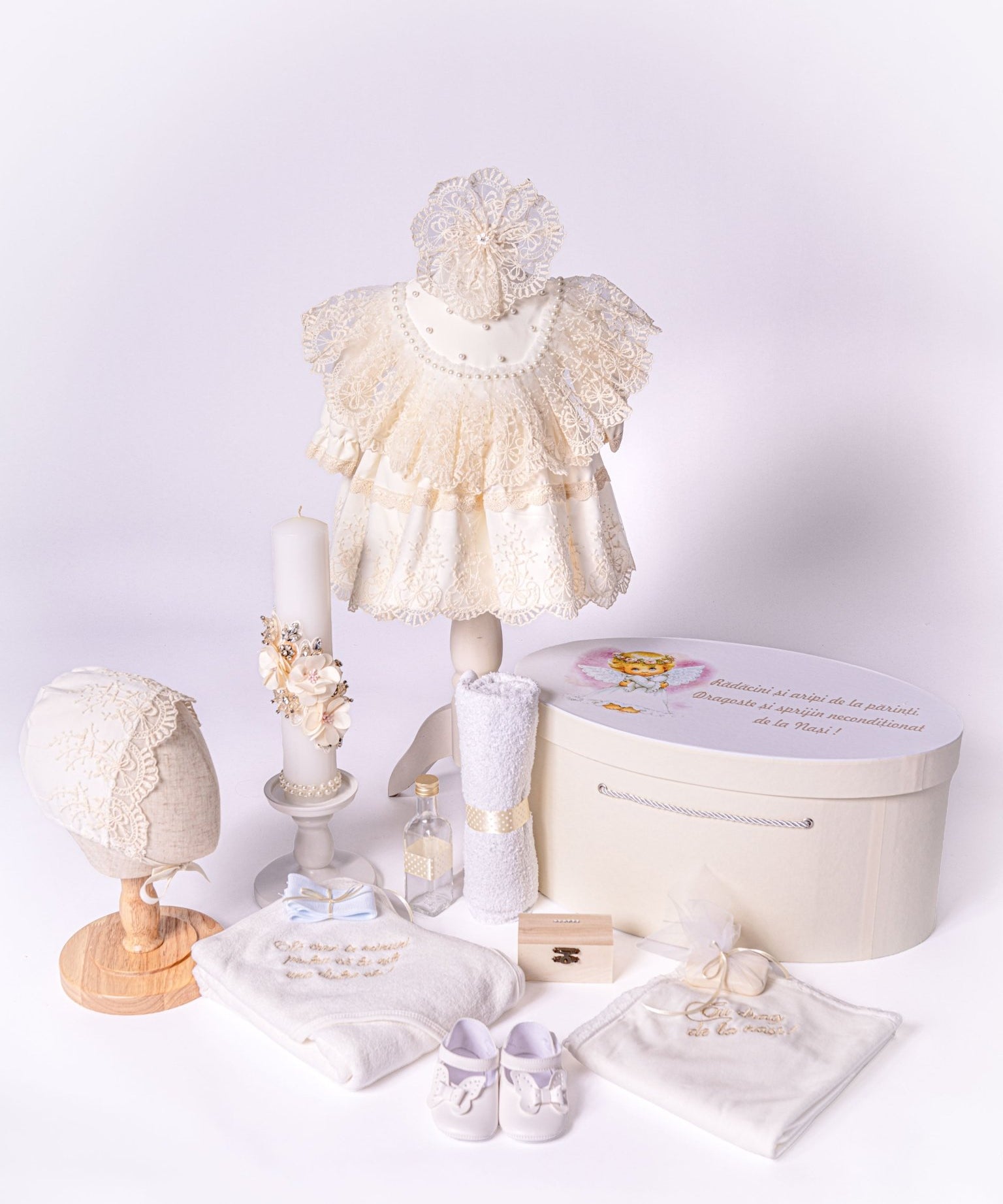 Set Complet Botez Bebelusi cu Rochita Eleganta, Lumanare si Cufar Personalizat - Jimena - Botez bebelusi
