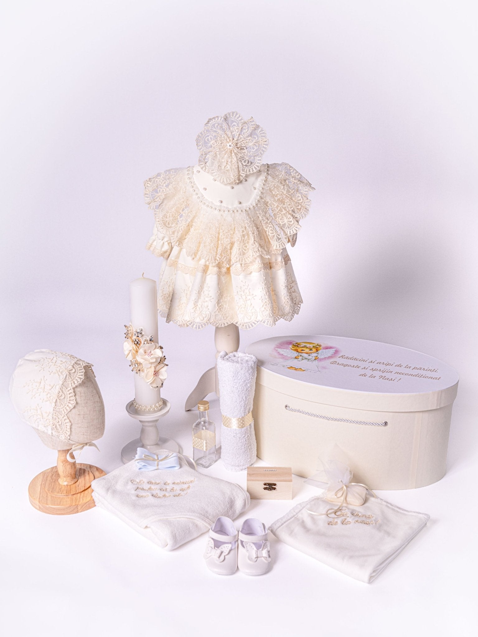 Set Complet Botez Bebelusi cu Rochita Eleganta, Lumanare si Cufar Personalizat - Jimena - Botez bebelusi
