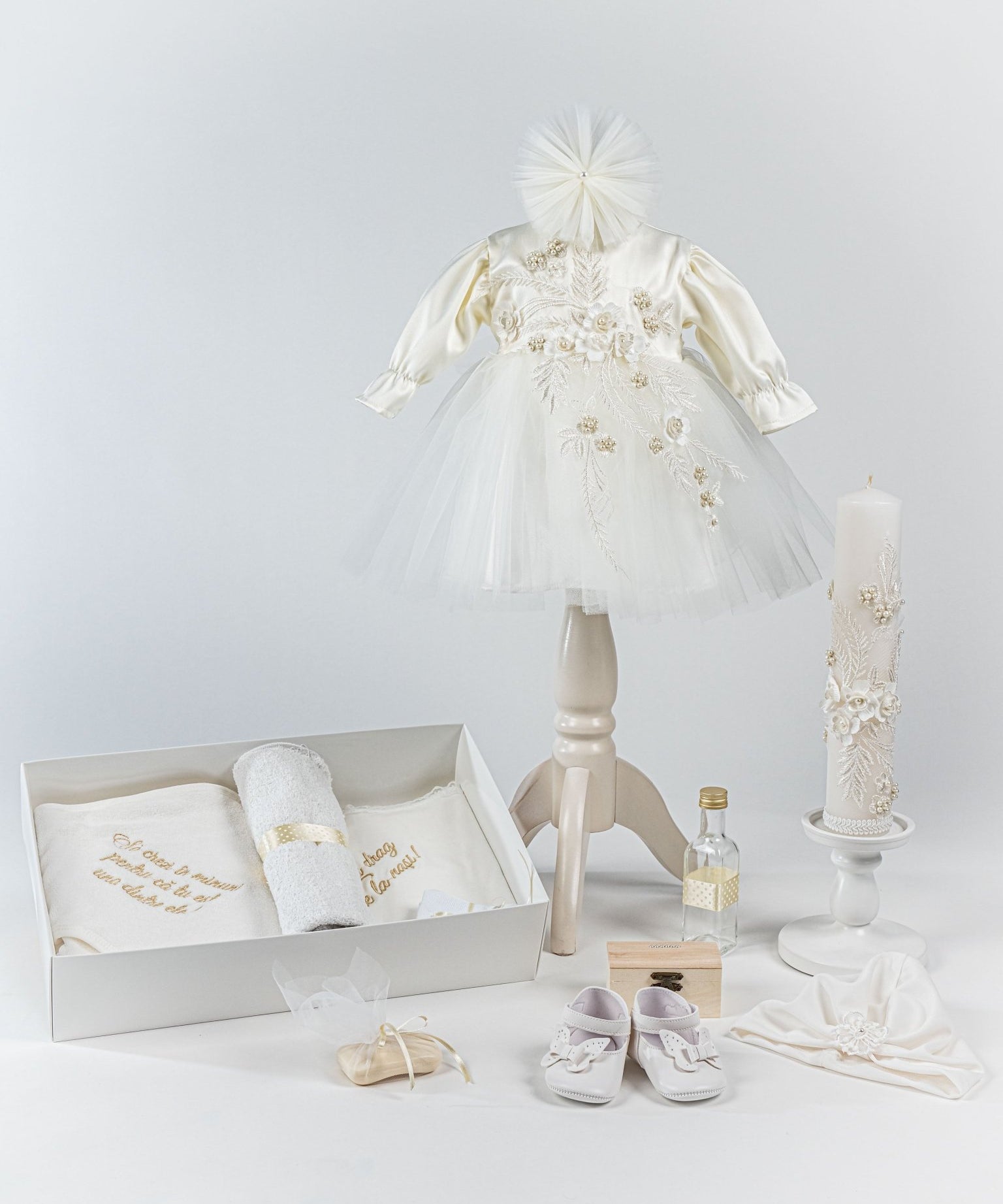 Set Complet Botez Bebelusi cu Rochita si Trusou Lucrat Manual - Clara - Botez bebelusi