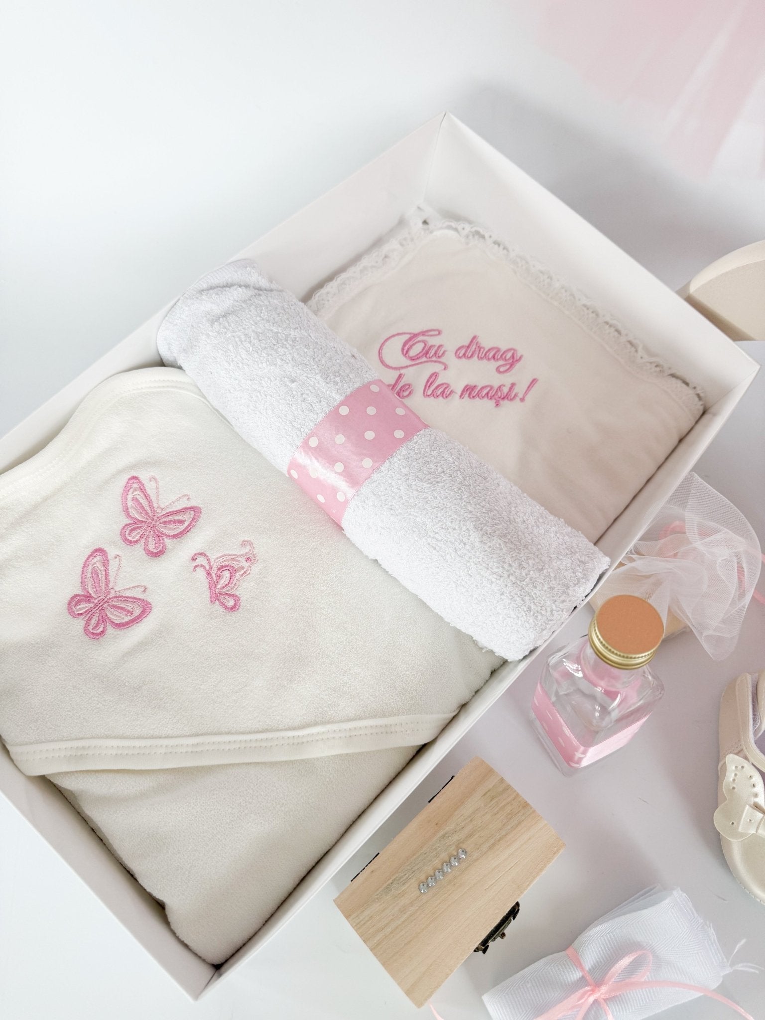 Set Complet Botez Bebelusi cu Rochita Vaporoasa si Trusou Hand Made - Romina - Botez bebelusi