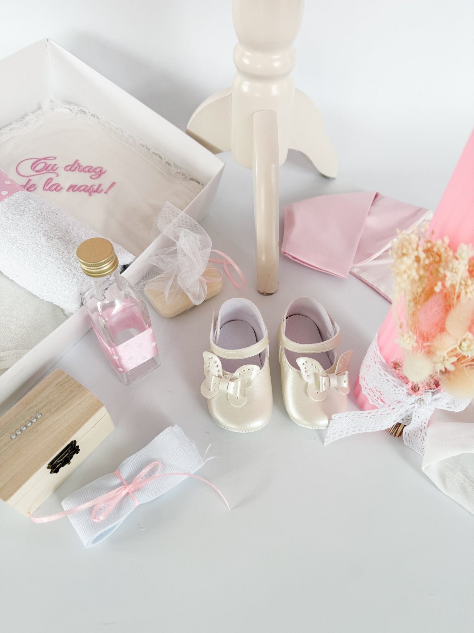 Set Complet Botez Bebelusi cu Rochita Vaporoasa si Trusou Hand Made - Romina - Botez bebelusi