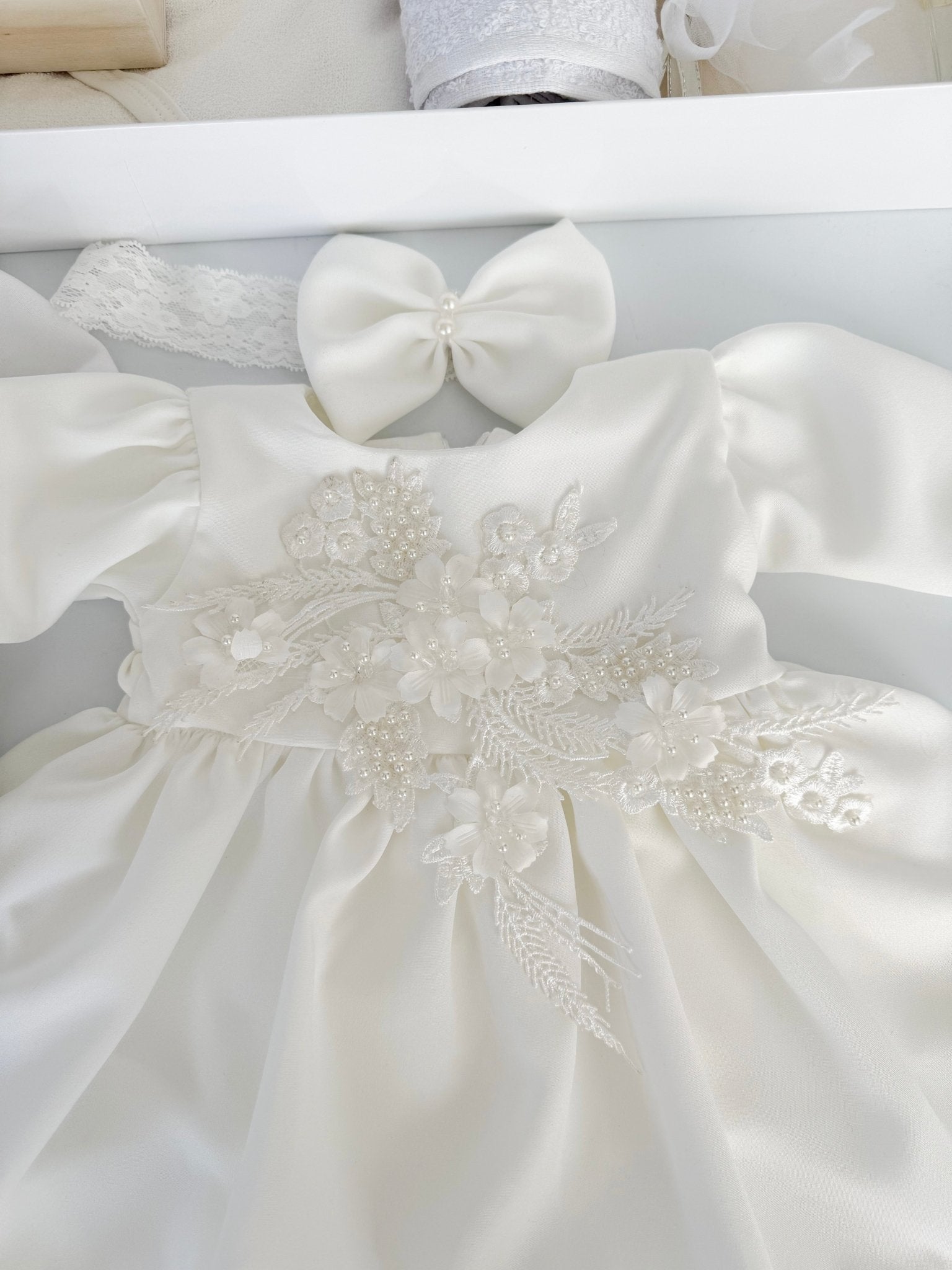 Set Complet Botez cu Rochita si Trusou Lucrat Manual 12 Piese - Lucica - Botez bebelusi