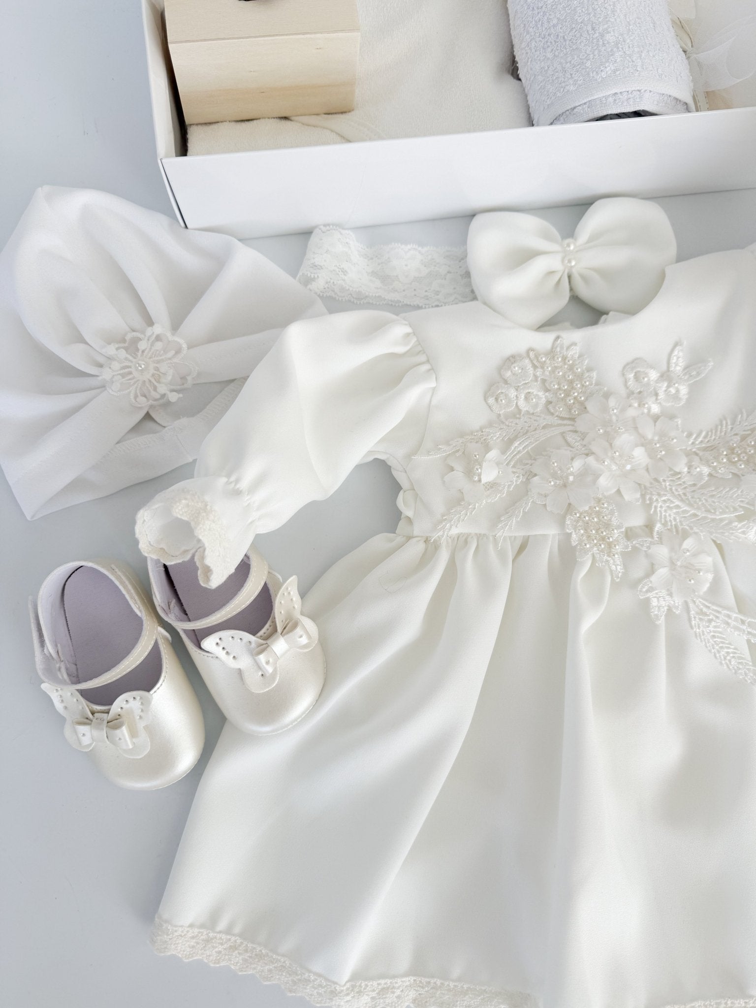 Set Complet Botez cu Rochita si Trusou Lucrat Manual 12 Piese - Lucica - Botez bebelusi