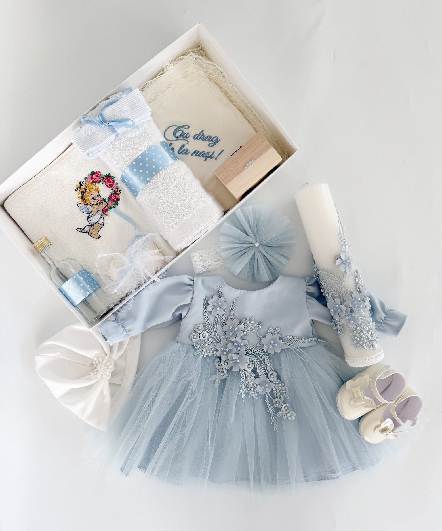 Set Complet Botez cu Rochita Vaporoasa si Trusou Lucrat Manual 12 Piese - Roua - Botez bebelusi
