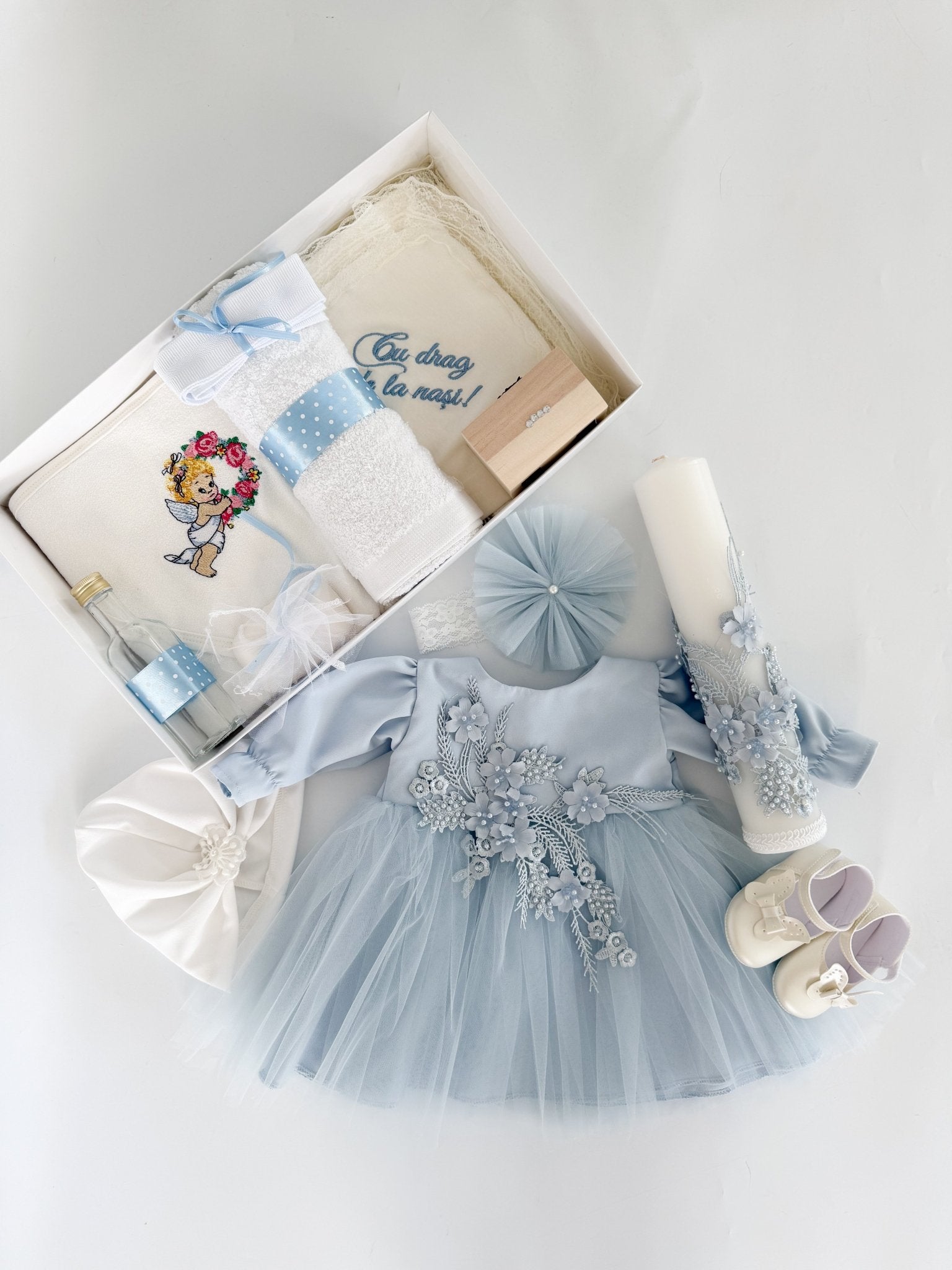 Set Complet Botez cu Rochita Vaporoasa si Trusou Lucrat Manual 12 Piese - Roua - Botez bebelusi