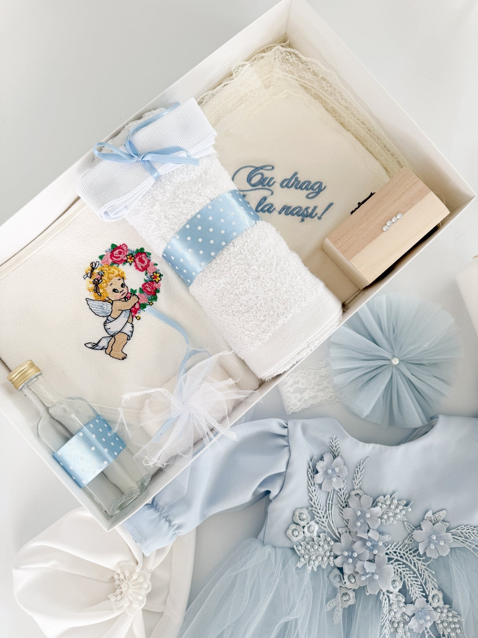 Set Complet Botez cu Rochita Vaporoasa si Trusou Lucrat Manual 12 Piese - Roua - Botez bebelusi