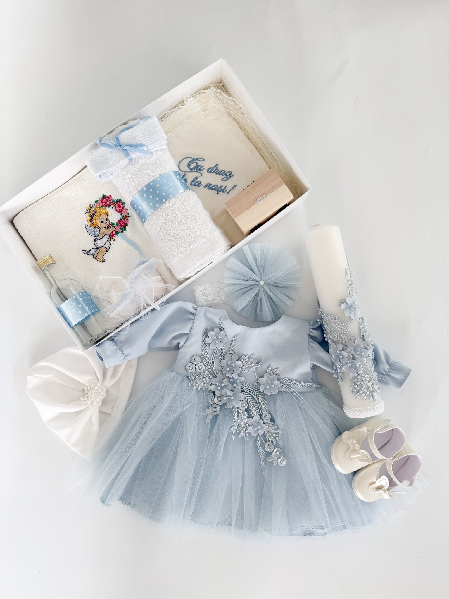 Set Complet Botez cu Rochita Vaporoasa si Trusou Lucrat Manual 12 Piese - Roua - Botez bebelusi