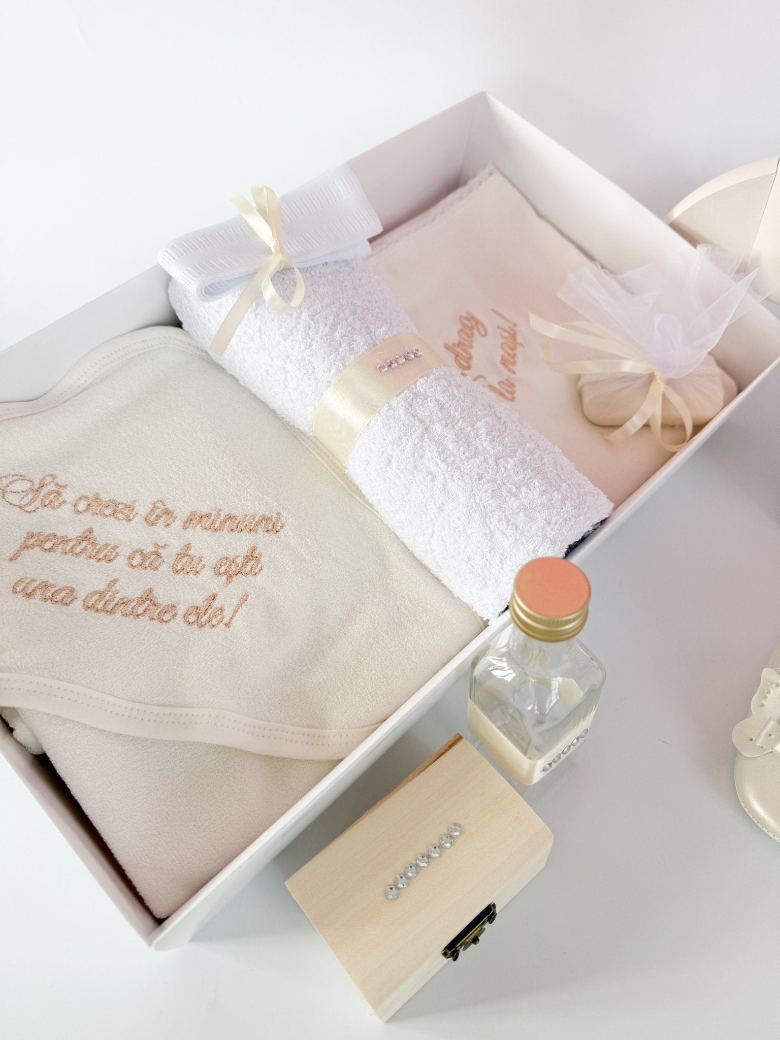 Set Complet Ceremonie Bebelusi cu Rochita Vaporoasa si Trusou Lucrat Manual - Cici - Botez bebelusi