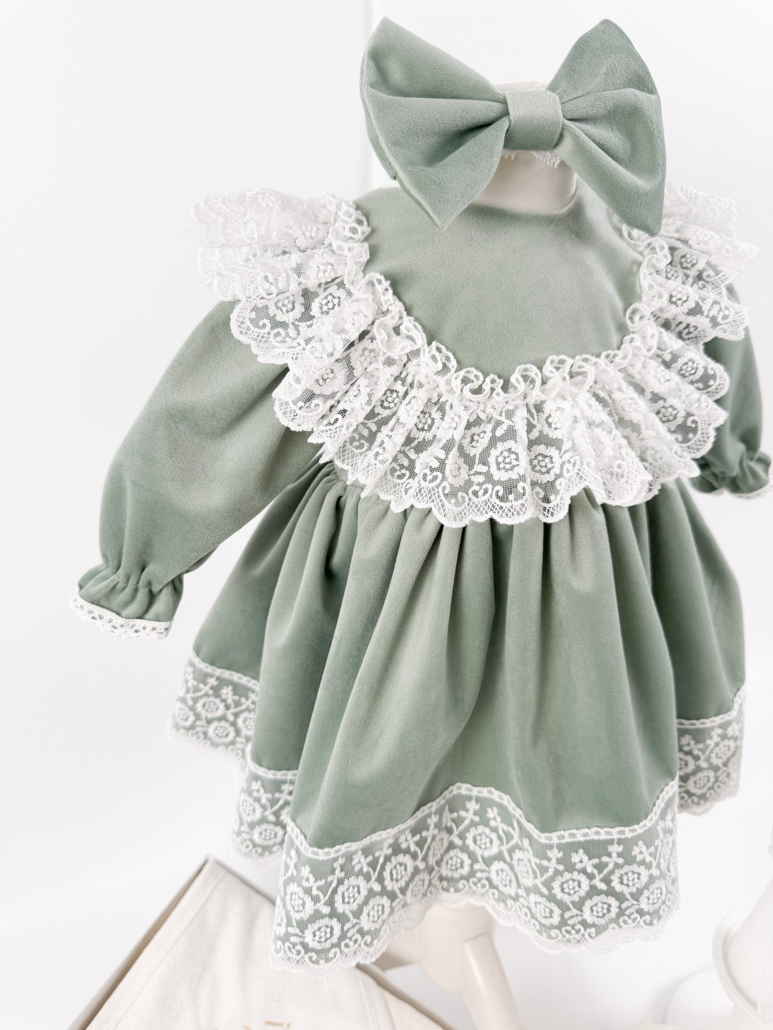 Set complet de botez pentru fetita Palma - verde salvie, cu rochita din catifea si dantela - Botez bebelusi