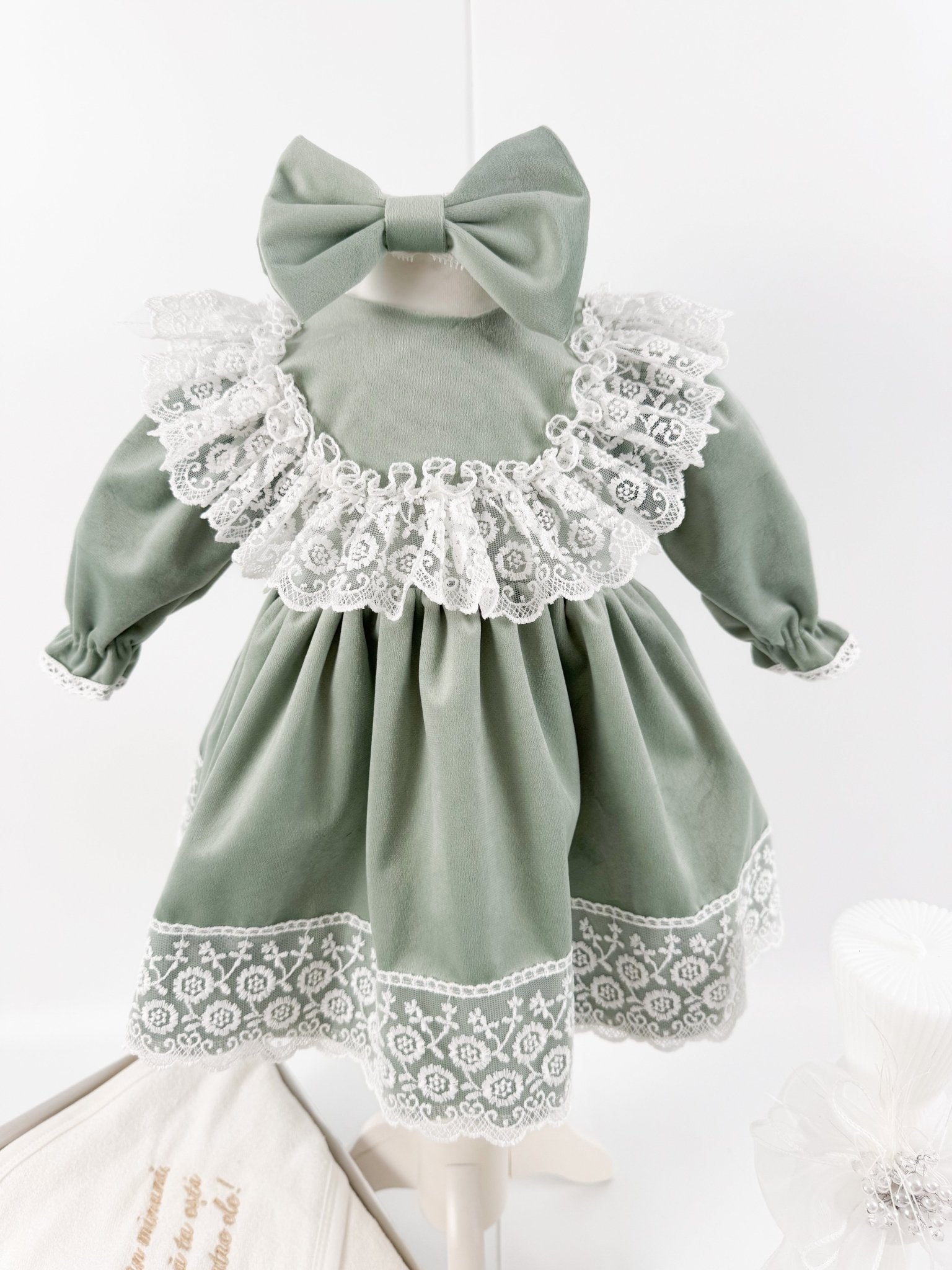 Set complet de botez pentru fetita Palma - verde salvie, cu rochita din catifea si dantela - Botez bebelusi