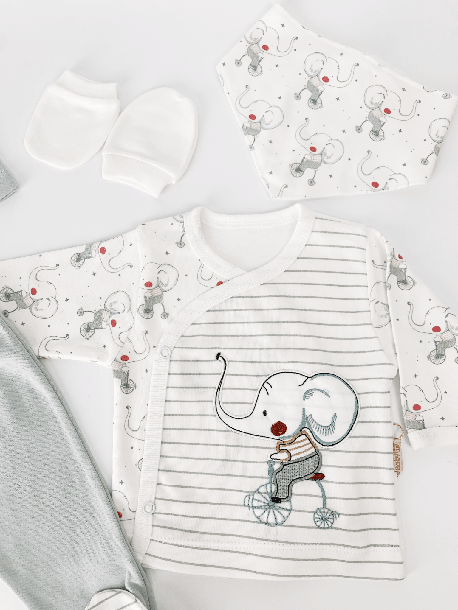 Set Hainute 5 Piese Bebelusi - Bluzita Alba, Pantalonasi si Accesorii - Botez bebelusi