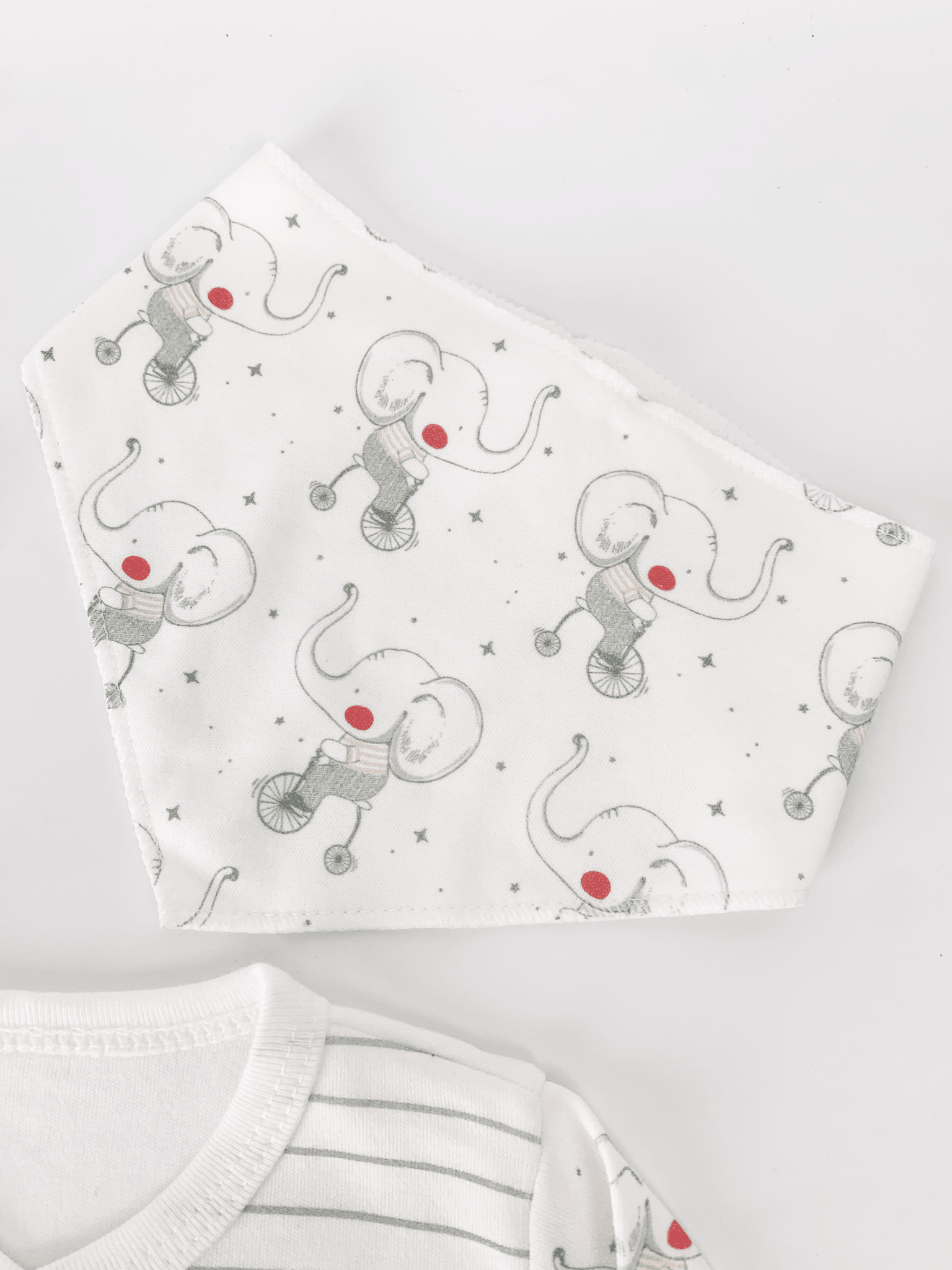 Set Hainute 5 Piese Bebelusi - Bluzita Alba, Pantalonasi si Accesorii - Botez bebelusi