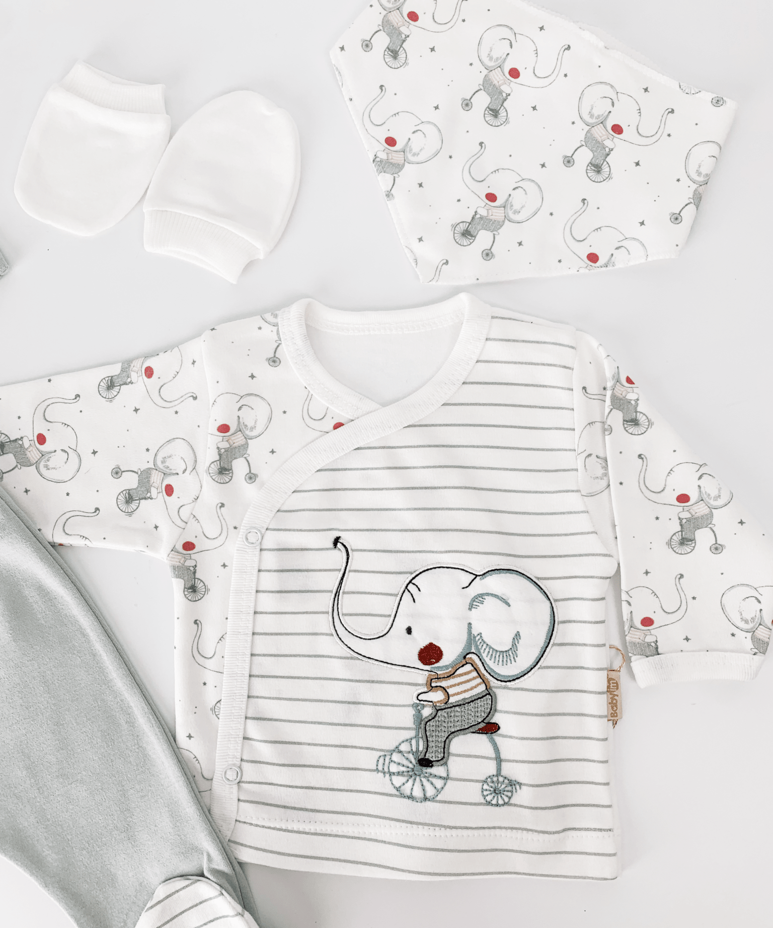 Set Hainute 5 Piese Bebelusi - Bluzita Alba, Pantalonasi si Accesorii - Botez bebelusi