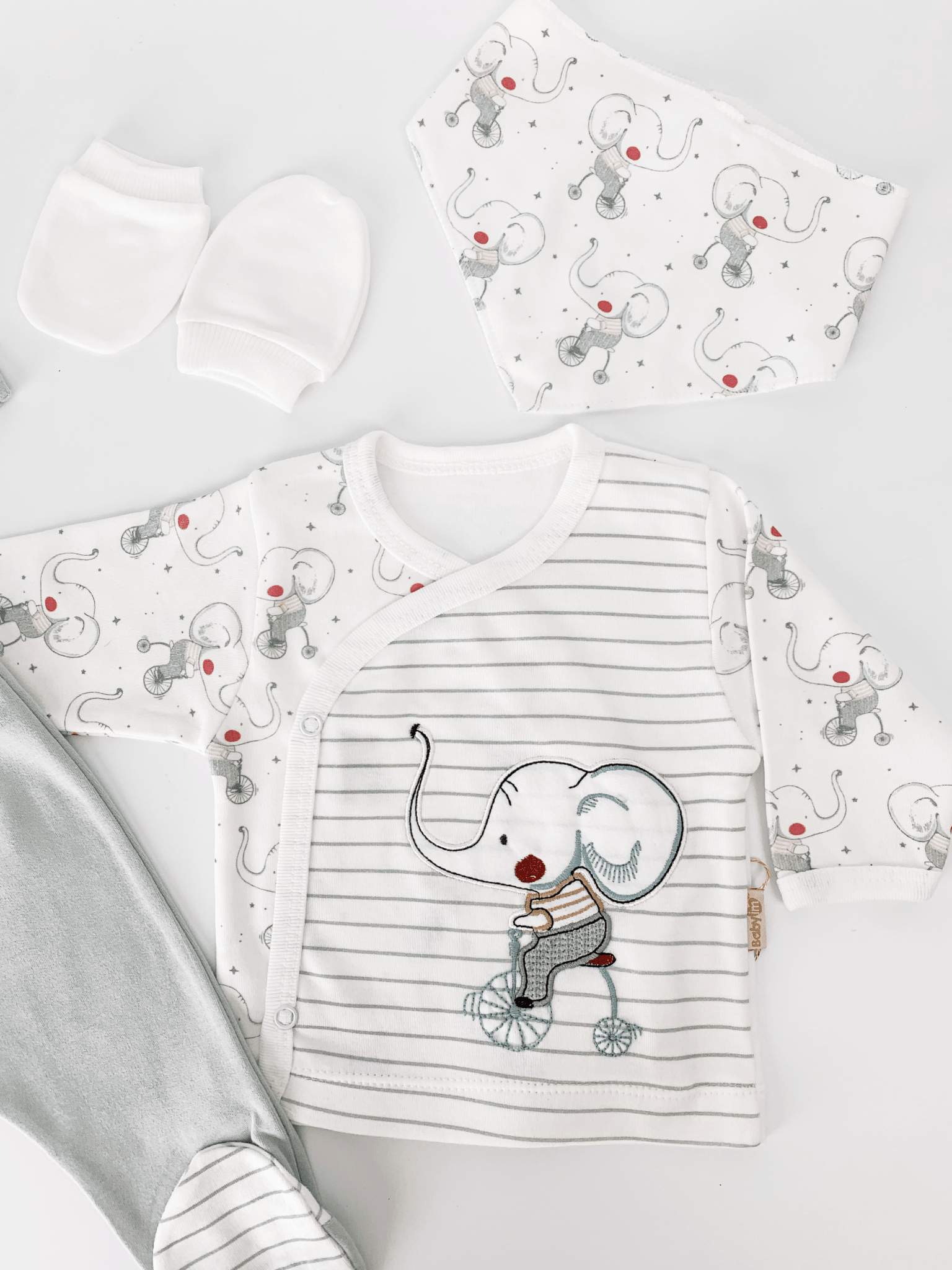 Set Hainute 5 Piese Bebelusi - Bluzita Alba, Pantalonasi si Accesorii - Botez bebelusi